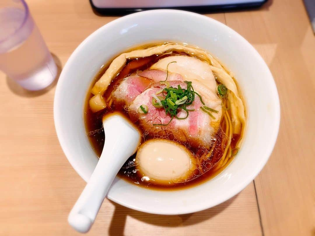 藤堂静華さんのインスタグラム写真 - (藤堂静華Instagram)「_  【らぁ麺 はやし田】さん🍜❤️  ▶︎ 特製醤油らぁ麺 (1番人気にしたよ♪)  一人ラーメンデビューしてきた🤣✨ 食べログ高いだけあって美味しかった〜💓  麺もどストライク✨ご馳走様でした！  #一人ラーメン#はやし田#らーめん女子」3月12日 14時21分 - shizuka___official