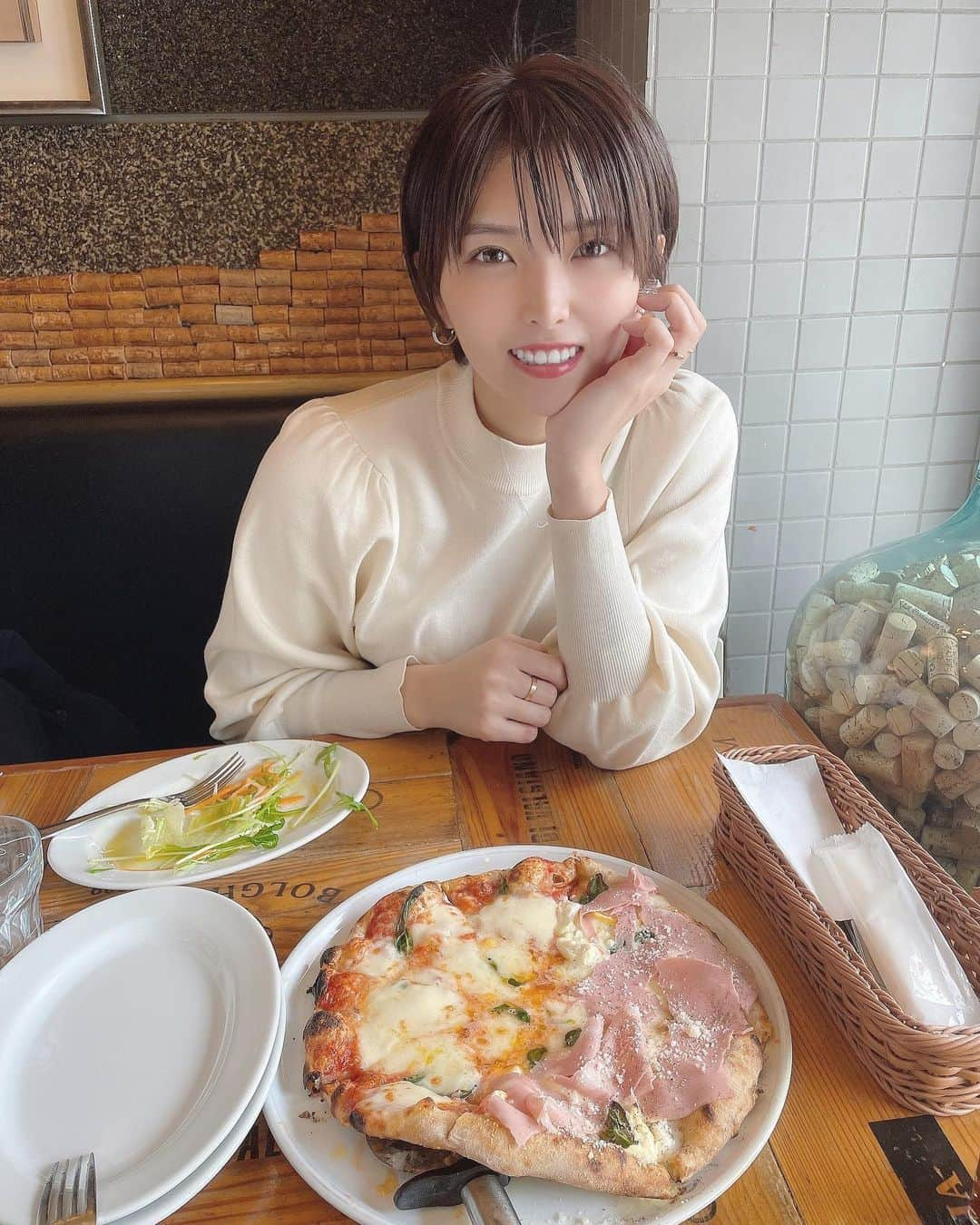 ききまるさんのインスタグラム写真 - (ききまるInstagram)「ランチ🌞 .連日ランチピザ❤︎🍕 .  寒いけど春っぽさ出したくて白のトップス着てみた🍀　  . 早くあったかくなれ〜 . . #春服　#春服コーデ #春の花 #春ファッション #春裝 #春コーデ #春 #春カラー　#春メイク　#春メイク2021」3月12日 14時21分 - kikigram_97