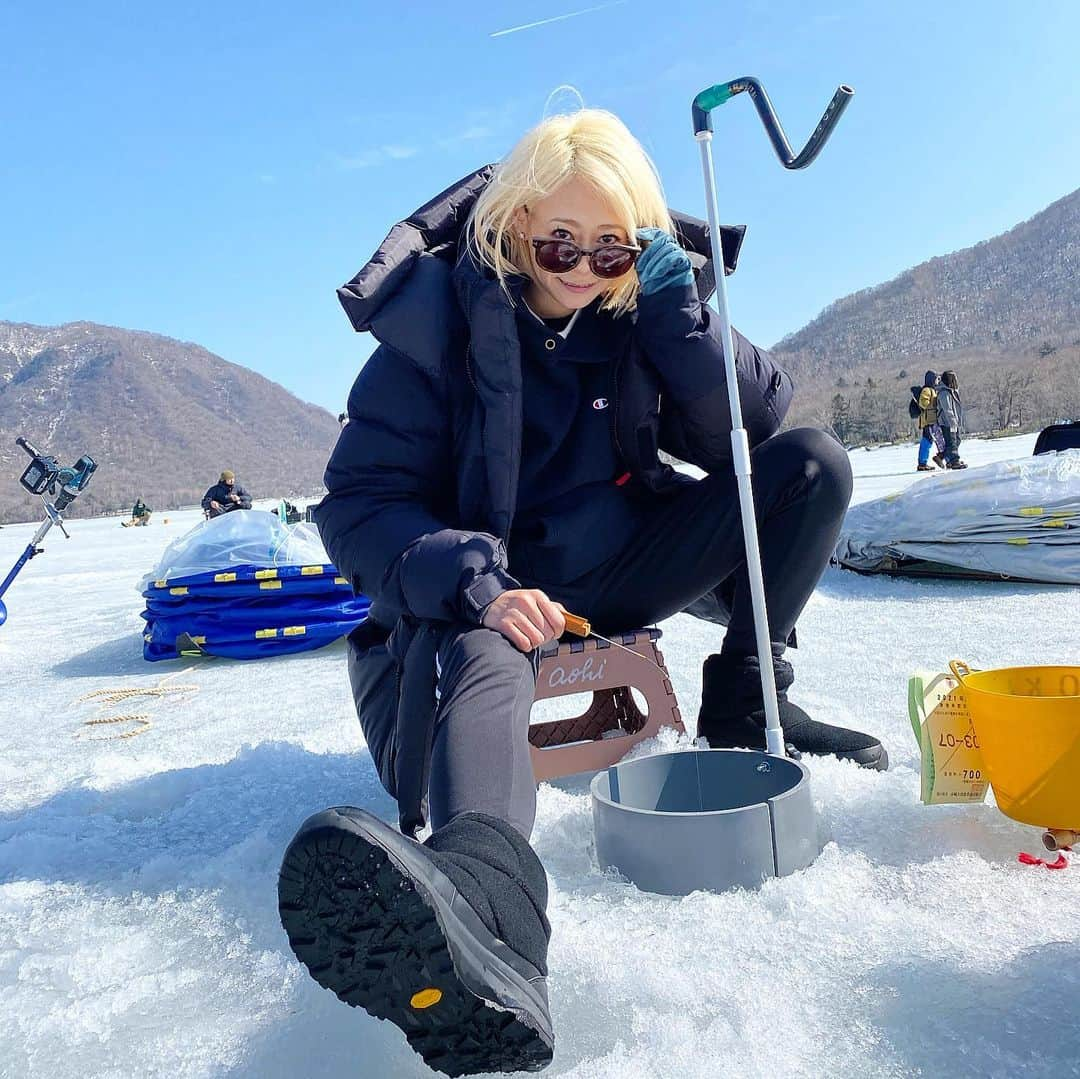 Mika Jimboさんのインスタグラム写真 - (Mika JimboInstagram)「【人生初体験🤪✌️氷の上で憧れのワカサギ釣り🎣】﻿ ﻿ みんなわかさぎ釣りやったことある？！？やったことあったら釣れた？？﻿ →コメント待ってんね📝﻿ ﻿ 初めてやったワカサギ釣り、わかんないことだらけすぎて😟雑魚中の雑魚たちで挑んだけど、お兄さんのナイスフォローで大漁でした✌️﻿ ﻿ まじで楽しすぎてずっと笑ってた🤣🤣🤣﻿ 今回は群馬の赤城大沼の青木旅館で出来るワカサギ釣りに行ってきた🔥﻿ ﻿ 3月末まで出来るらしいけど、今年あったかいから早く行かないと氷が溶けちゃうだろうな🧊﻿ ﻿ まじで最高に楽しいし、密じゃないしこの時期に良い遊び方だよ！﻿ ﻿ じゃらんで適当に探して行ったけど大当たりだったね💘💘﻿ ﻿ 釣ったワカサギはその場でカラッと揚げてくれるから自分たちで調理道具は持ってかなくて良いよ✌️(うちらは持っていってしまった)﻿ ﻿ 絶対来年も行く。 #ワカサギ#ワカサギ釣り  #青木旅館#わかさぎ釣り#わかさぎ#カタツムリテント#赤城大沼#赤城大沼ワカサギ釣り#赤城山#赤城神社#赤城山大沼#日本で遊ぼう#日本旅行#群馬旅行#群馬観光#旅行#旅女#近場trip#近場で楽しむ」3月12日 14時21分 - mikajimbox