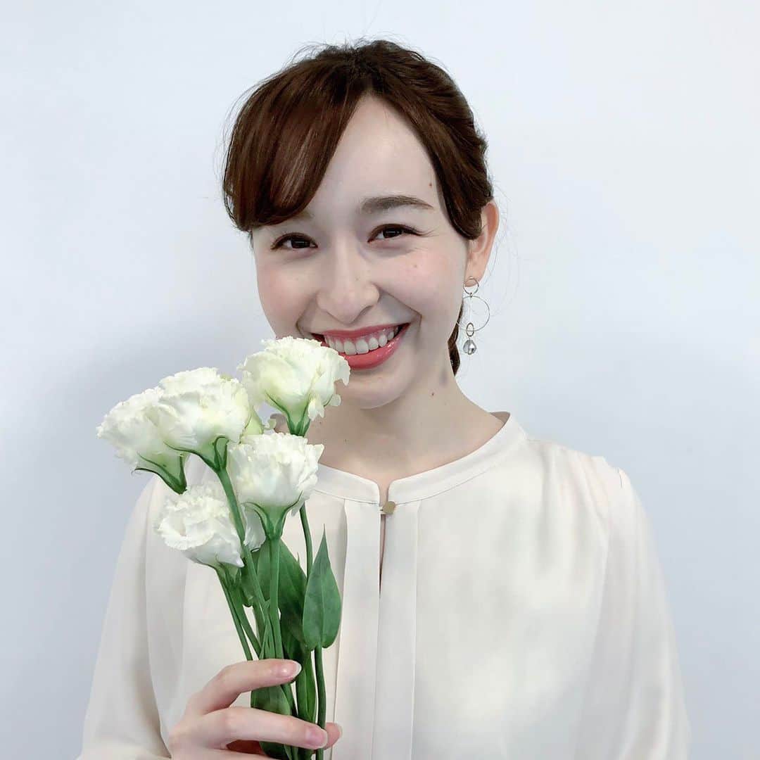 TBS「あさチャン！」のインスタグラム：「💐 3月に入りだんだん春を感じるようになりました🌸 暖かくなってきて街中で お花を見かけることが多くなってきましたね🌷 お花が好きだという宇賀神アナ☺️ ときどきお花屋さんで小さなブーケを買い、 お家に飾ったりしているようですよ🤗🌼 ・ 皆さま今日も素敵な1日をお過ごしください🍀 来週もあさチャンよろしくお願いします😌✨ ・ ・ #tbs #あさチャン #アナウンサー #宇賀神メグ」