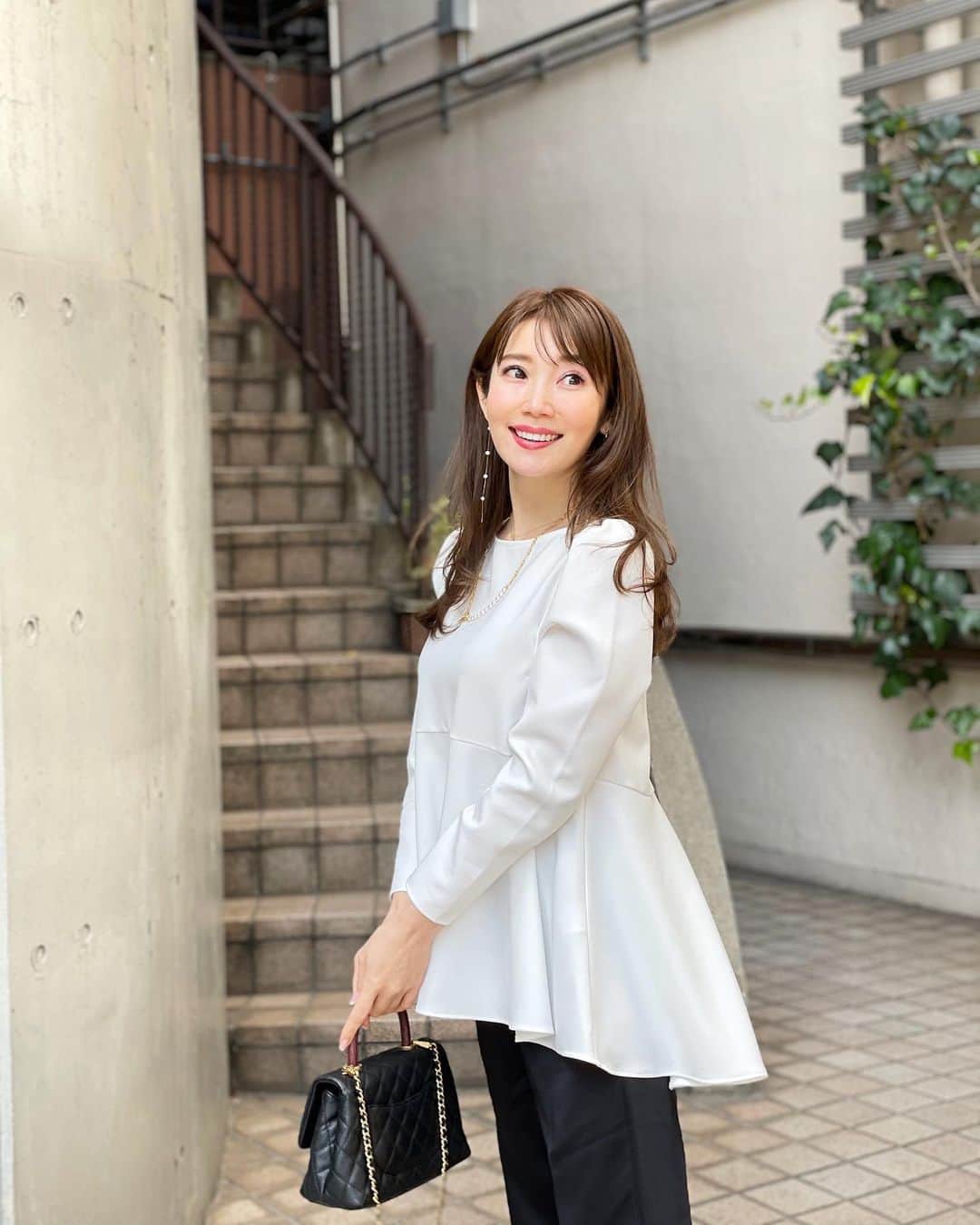 のインスタグラム：「・ ・ お仕事style。 モノトーンにトレンチコートでシンプルにまとて˚✧₊⁎ ・ フレアラインのトップスはシルエットが綺麗で着痩せ効果◎ この季節とっても着やすくて 色を変えながらかなりヘビロテしています。 ・ @lephil_official のパンツはどのデザインも素材も 高級感と抜け感のバランスが素敵でお気に入りです♡･:*+. ・ tops→#lialapg  pants→#lephil  bag→#chanel shoes→#pellico pierce→#liala ・ #coordinate #outfit #ootd #fashion #wardrobe #look #style #instagood #instafashion #コーディネート #ファッション #ママコーデ #ママコーディネート #ママファッション #ルフィル」