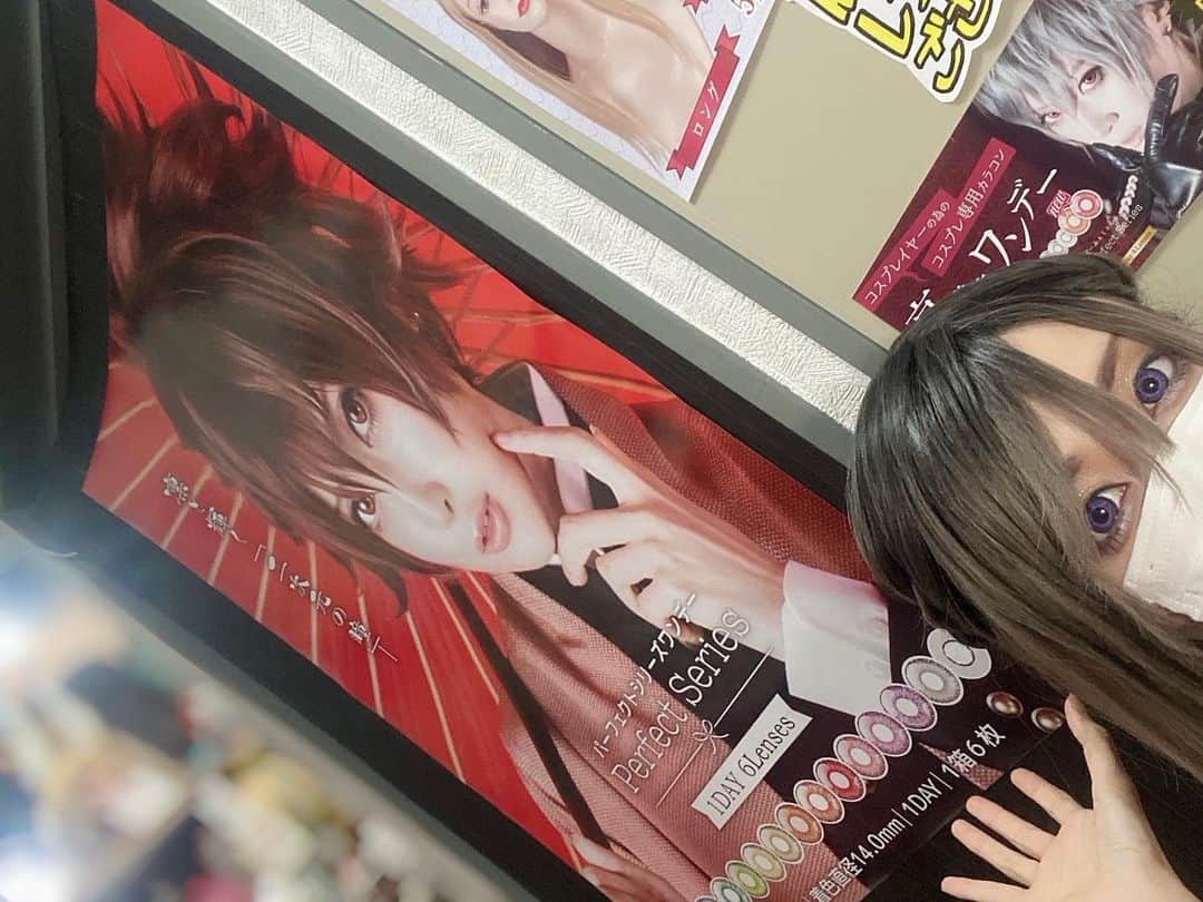 のインスタグラム：「実はこのポスター私です🌼  この大きさのポスターはイベントや展示会以外ではなかなか見れないサイズの特大ポスターなのですぐ見つかるかも！！  他の店舗ではこのサイズは見れないと思うのです超レアです✨✨  ぜひ見に来てくださいーーっ！  ウィッグショップメイプル池袋店に今このポスターはあります✨✨  3/14までMAPLE×カモミールコラボコーナーもあります✨✨  今週末がラストですーーーっ！！  気軽にお店に遊びに来てください！  投稿でブロマイドが無料で貰えます✨✨  カモミールのブロマイドゲットして欲しい🌼  https://twitter.com/chamomile_chami/status/1370248571778260993?s=21  #パーフェクトワンデー #パーフェクトシリーズ #パーフェクトワンデーカラコン #カラコン #モデル #ポスター #発見 #お知らせ #MAPLEウィッグ #コスプレイヤーカモミール #無料 #プレゼント #ブロマイド #よろしくお願いします #楽しみ  いろんな投稿見れるの楽しみ🤍🖤  カモミールが毎回愛用している パーフェクトシリーズ🤍🖤 ワンデー✌︎('ω'✌︎ )  パーフェクトシリーズのカラコンは MAPLE店内でも購入できるんです(*´꒳`*) カモミールも先日ウィッグと一緒に カラコンを買いに行きました！！  カラコンショップチェルシー MAPLE通販 でも購入ができます✌︎('ω'✌︎ )  カラコン気になる人や好きな人 ぜひ使ってみてくださいーー！  お揃いカラコンしましょう🖤🤍」