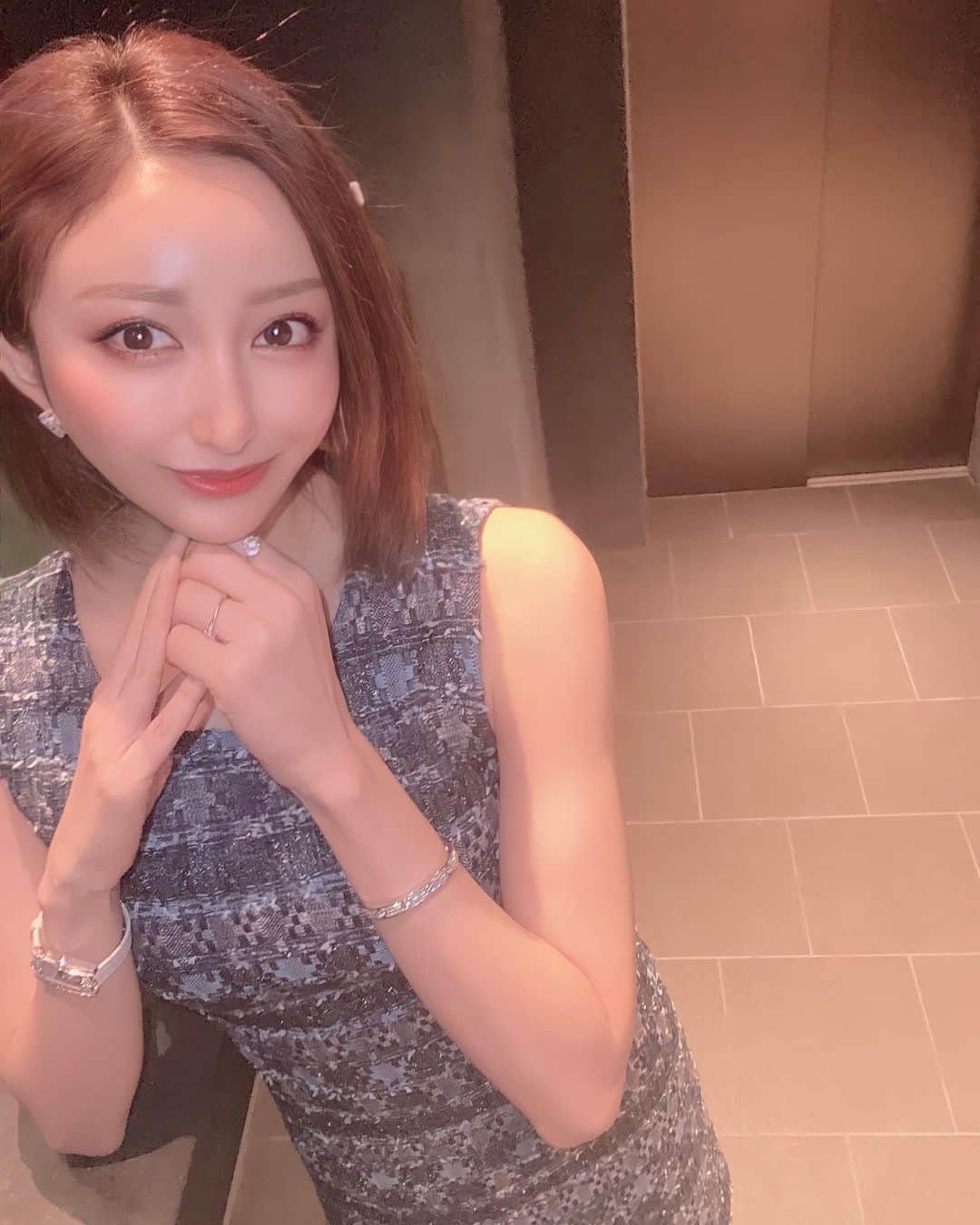 のインスタグラム：「ジョヴァンニ貸切会🍽 安定の美味しさ🥺❤️ ここの生ハム揚げパンと カラスミ蕎麦とパンナコッタ中毒🐷  @emiriawiz_official  さんのツイードワンピを着ていったよ👗 青が爽やかでお気に入り❣️  #emiriawiz #エミリアウィズ#ootd#グルメ好きな人と繋がりたい #ジョヴァンニ#イタリアン#エレガントコーデ #ぐるじょ#食いしん坊女子 #ノンアルキャバ嬢#銀座#六本木#中洲#ススキノ#北新地#ミナミ#歌舞伎町#メゾンドボーテ#本当に売れてて可愛いキャバ嬢はメゾンドボーテ #メイサ#ハーフ#셀카#셀카그램 #셀카놀이#셀카타임#攝影#旅遊攝影」