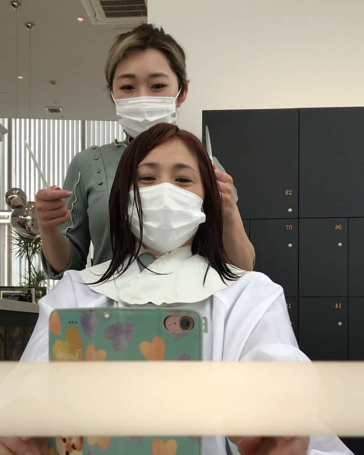 高橋みゆきのインスタグラム：「もう無理でした😊バッサリ❣️やっぱりショートがしっくりくる🎶心ノ祐も一緒だったから、気が気でなかった💦でも泣かずにいてくれて良かった👏 #明治神宮前 #アルティファータ #あっという間にショート」