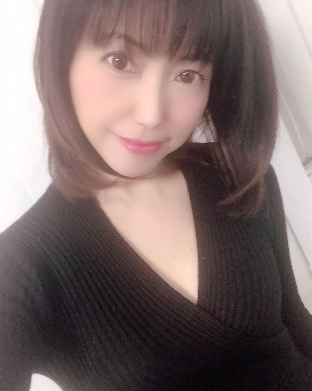 甘乃つばき（吉瀬菜々子）のインスタグラム：「昨日の🎬撮影でのヘアメとスタイリング✨ 今日は午後から暖かな春雨となり夜は本降りになるので傘を持ってお出かけを🌂 今日も充実した一日になりますように💕 ･ ･ #甘乃樁 #甘乃桩 #人妻 #熟女 #AV女優 #女优 #做爱 #sexy #AV女演员 #여배우 #AV여배 #horny #tits #pornvids #jav #japanPorn」