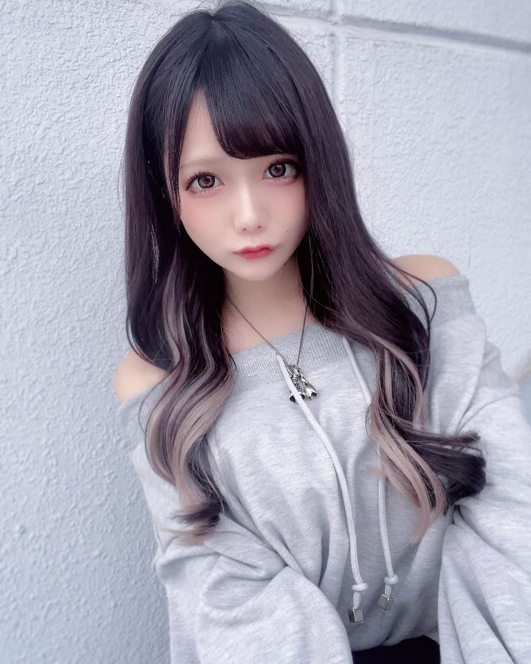 あめはねむいのインスタグラム：「毎月トリートメントしてもらってるおかげでかなり地毛伸びてきた🗿🎶 　くろーー！」