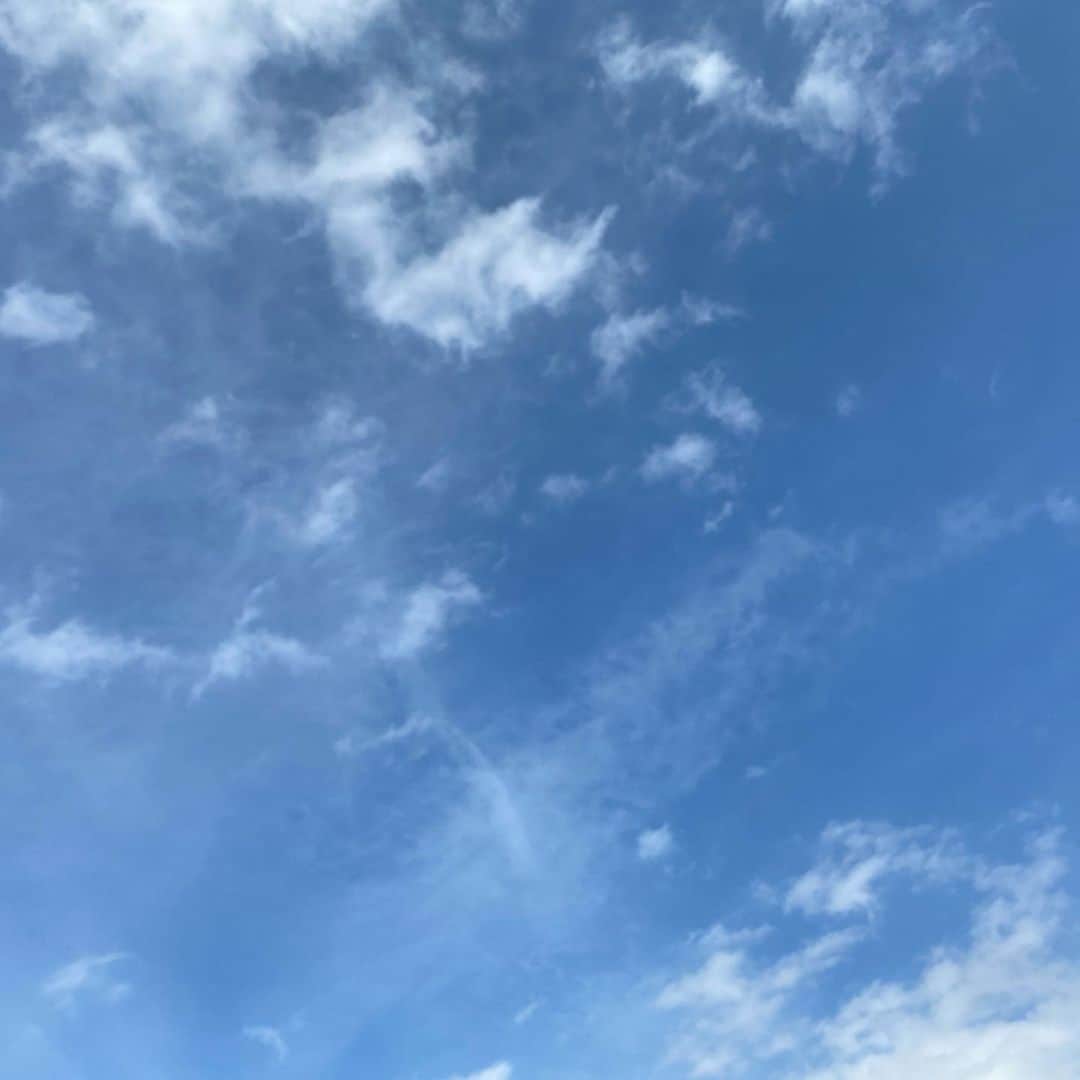 松本日向さんのインスタグラム写真 - (松本日向Instagram)「青色☁️無のきもち  最近自炊するんだけど料理してる時って無のきもちで作ってるから何も考えてなくてその感覚にハマってます。笑 病んでないよ😂😂  #松本日向 #空好きな人と繋がりたい #空が好きな人 #福岡の空 #空 #散歩」3月12日 15時51分 - matsumoto_hinata