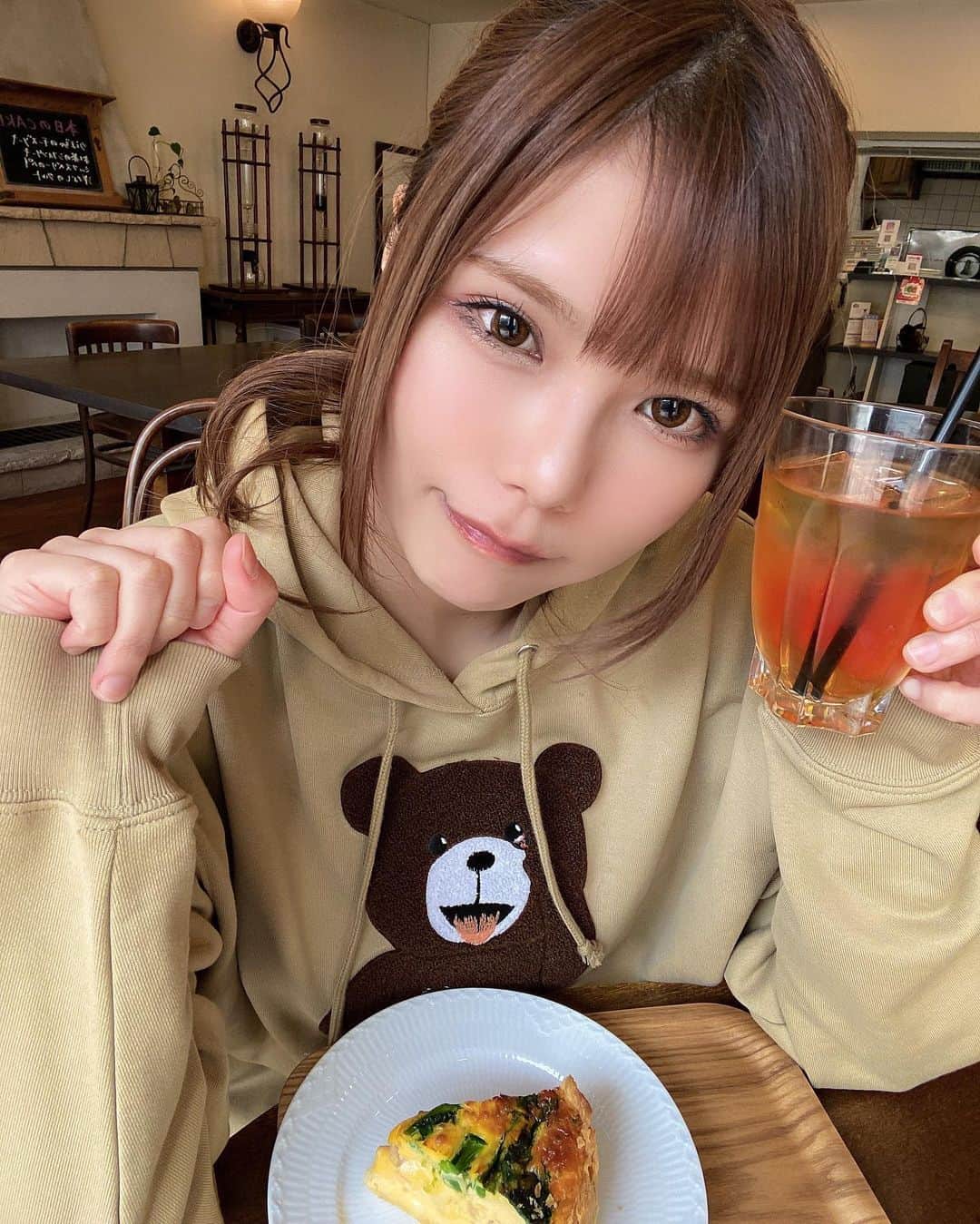 プラネットオシリスのインスタグラム：「. @rarete2015 さんのクマパーカー🧸❤︎ Tシャツもめちゃくちゃお気に入りでずっと着てるけど パーカーも可愛い🥰 . . ベーしてるのも可愛い😍 . . #パーカー#パーカー女子#カフェ#ポニーテール#rarete」