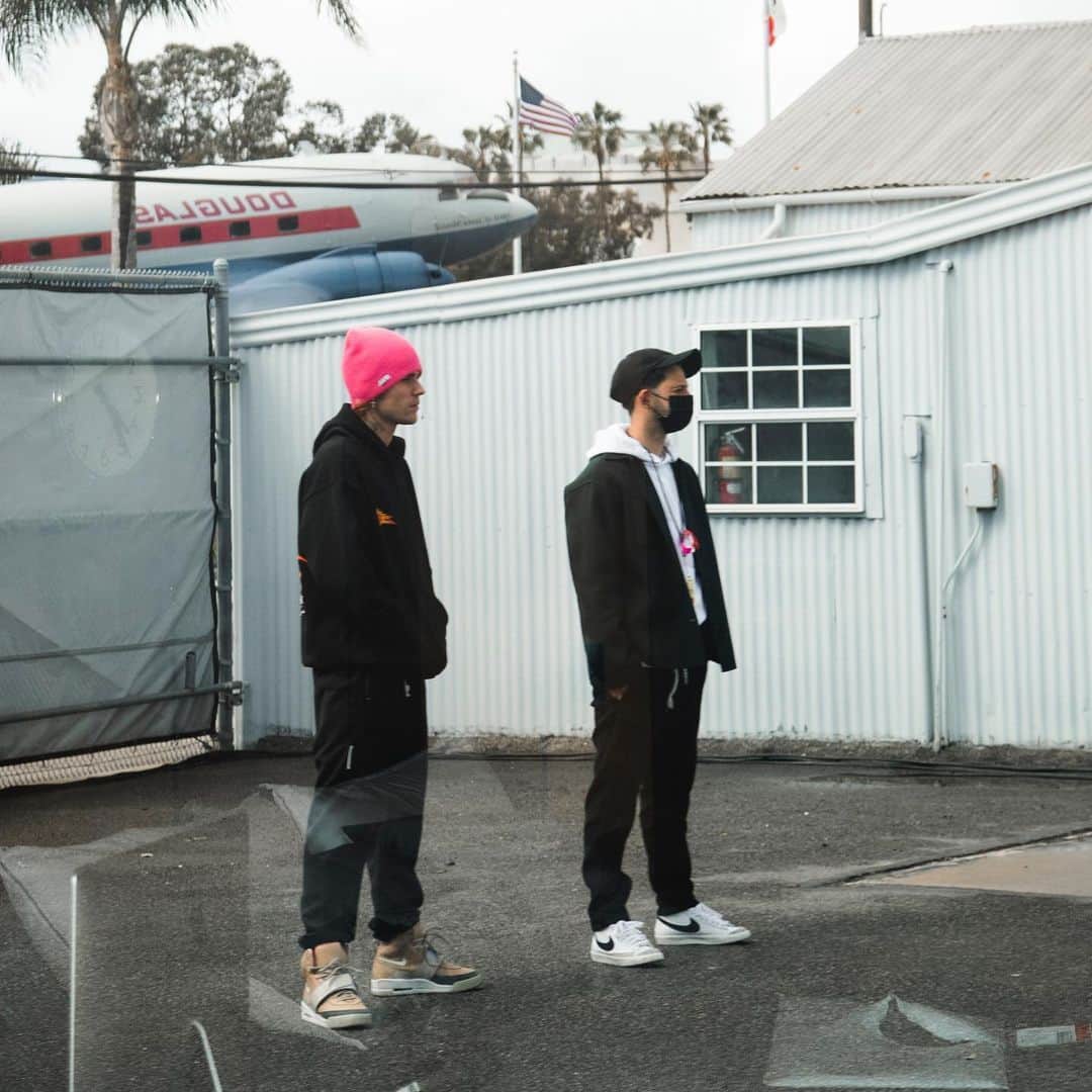 ジャスティン・ビーバーのインスタグラム：「The calm before the storm with the genius @nickdemoura   📷: @rorykramer」