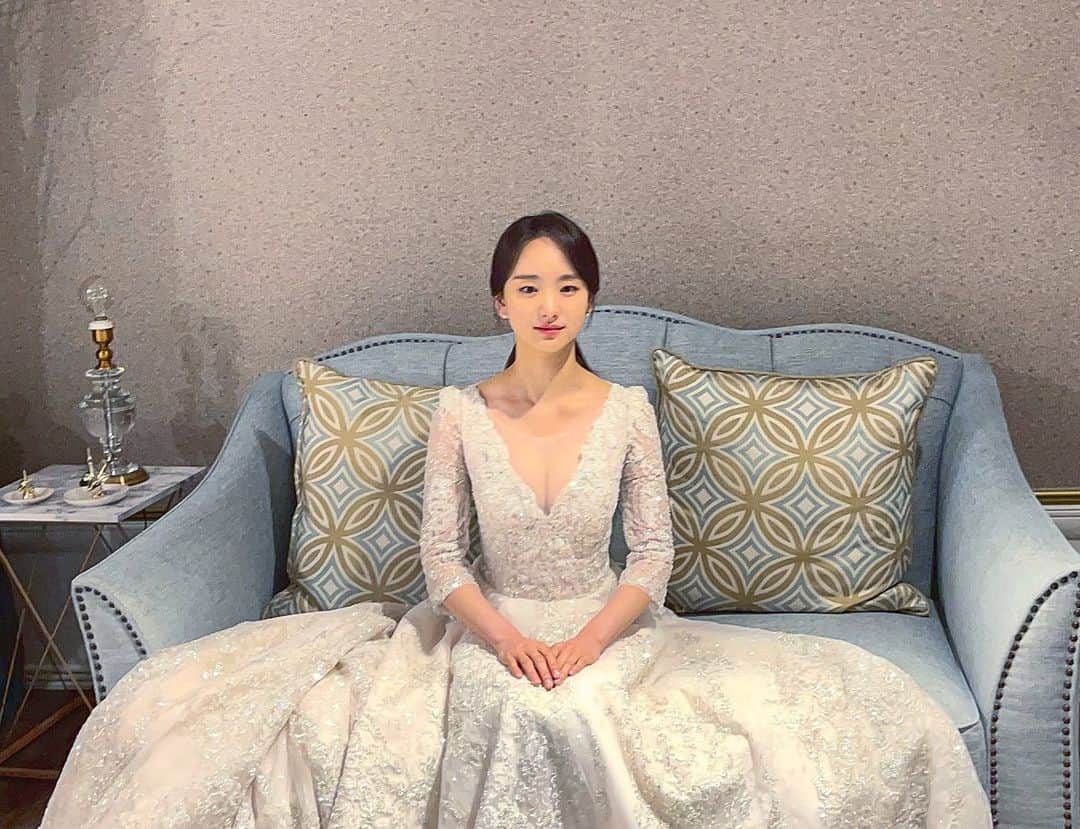 ウォン・ジナのインスタグラム：「👰🏻‍♀️🤍💐」