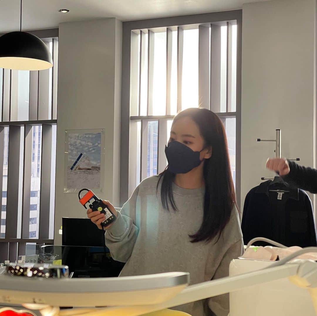 ウォン・ジナのインスタグラム：「FD일일체험. 퇴근 후 투잡🥸」