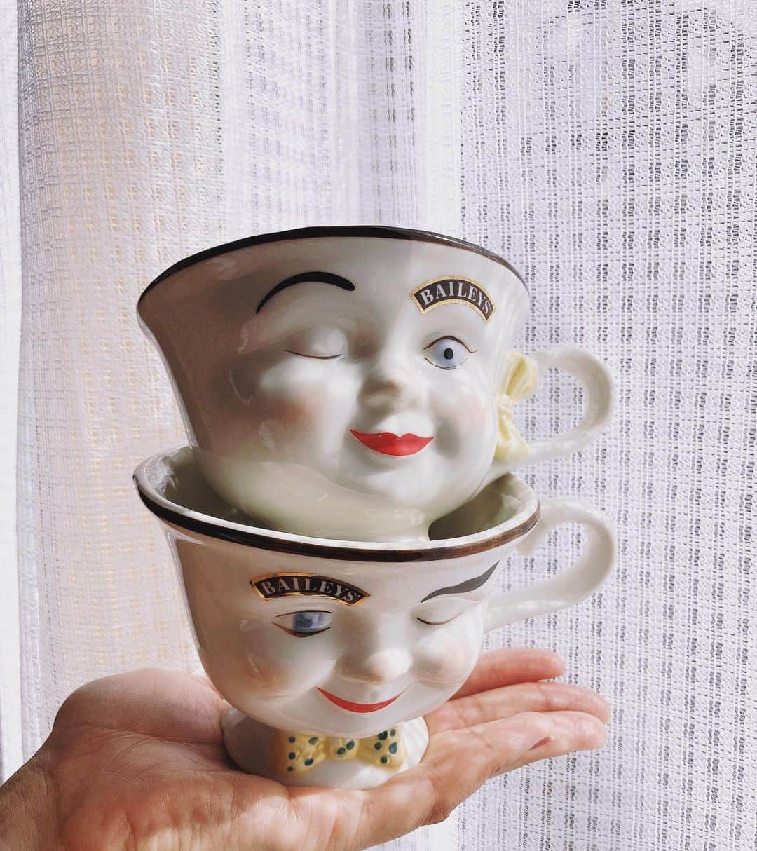 藤木由貴さんのインスタグラム写真 - (藤木由貴Instagram)「ヴィンテージ王国の番組内でくっきー！さんに買って頂いた、ペアティーカップはこちら🫖✨ これは飾るべきなのか、本当にカップで使うべきか。悩みに悩んでいる。使いたい。いや、飾りたい。どっち？とにかく可愛すぎるー！！ . くっきー！さんありがとうございました🥺✨ そしてなんと今日はそんなくっきー！さんのお誕生日らしいのです✨ おめでとうございます🎉 またご一緒できますように。。 . #全力の #ありがとうございます #teacup #ヴィンテージ #ペア #hbd🎂 #くっきーさん #ヴィンテージ王国 #お気に入り」3月12日 17時50分 - yuki.grm