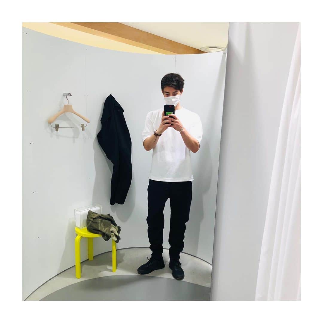 SEN（三辻茜）のインスタグラム：「Commemorating my dislike for trying on pants」
