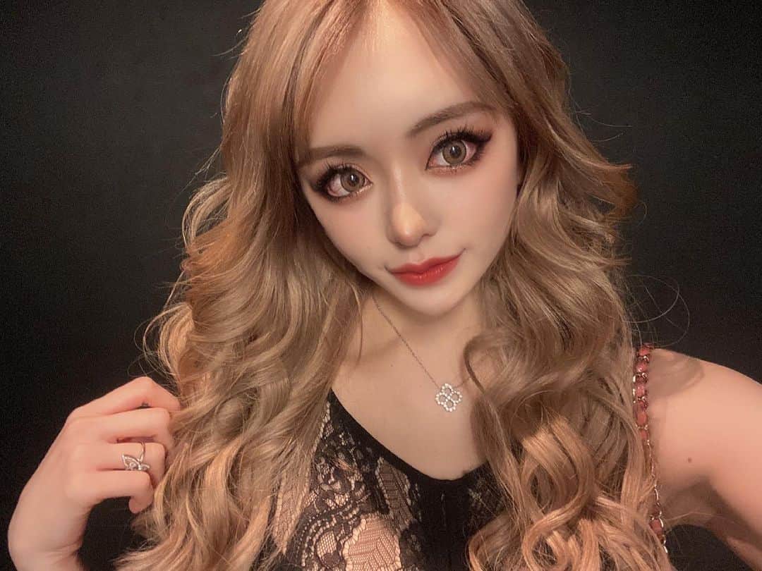 りなのインスタグラム：「金曜日🐣💓💓 . . . #美人茶屋新宿　#美人茶屋りな　#ギャルメイク #ギャル #歌舞伎町 #キャバ嬢　#キャバクラ　#ラウンジ　#六本木　#恵比寿　#カラコン　#キャバクラドレス #ヘアメイク」