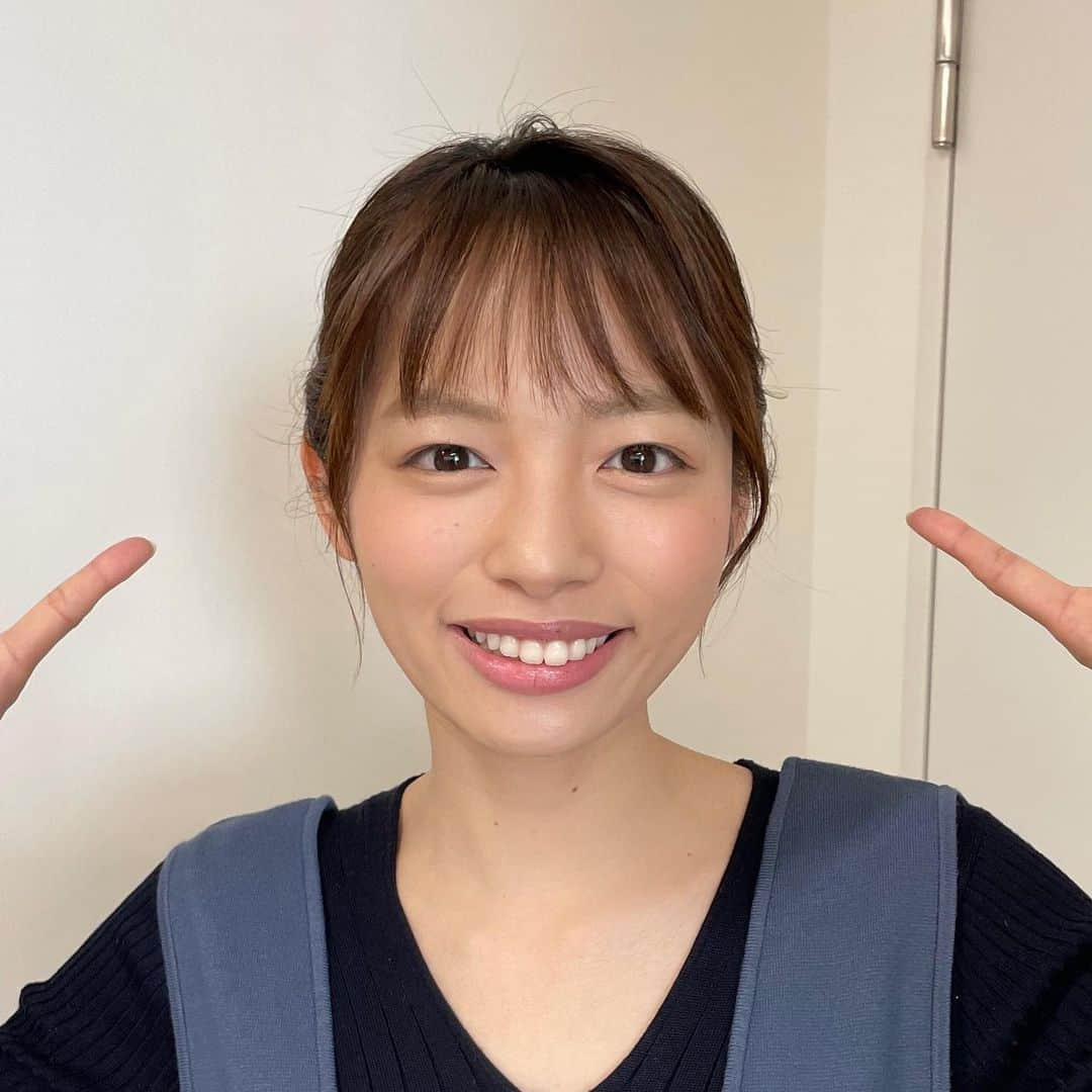 阿部芳美さんのインスタグラム写真 - (阿部芳美Instagram)「髪が伸びてきました〜💇‍♀️ 切るか、もう少し伸ばすか… どっちにしましょう。 悩みます…💭  先日メイクさんにして頂いた髪型が素敵で、お気に入りです！ 自分でヘアアレンジは全くできないので（笑）嬉しいです☺️  #再びのちょろん #ギリギリ結べます #髪型アレンジ #切るか伸ばすか  #この髪の長さは #寝起きボサボサ  #ヘアメイク #ショートボブ いや#ショートカット ？ メイクさん、いつもありがとうございます。 最後は、おまけのむぎです🐶💛笑 #中京テレビ#アナウンサー #阿部芳美」3月12日 18時14分 - yoshimi_abe0410