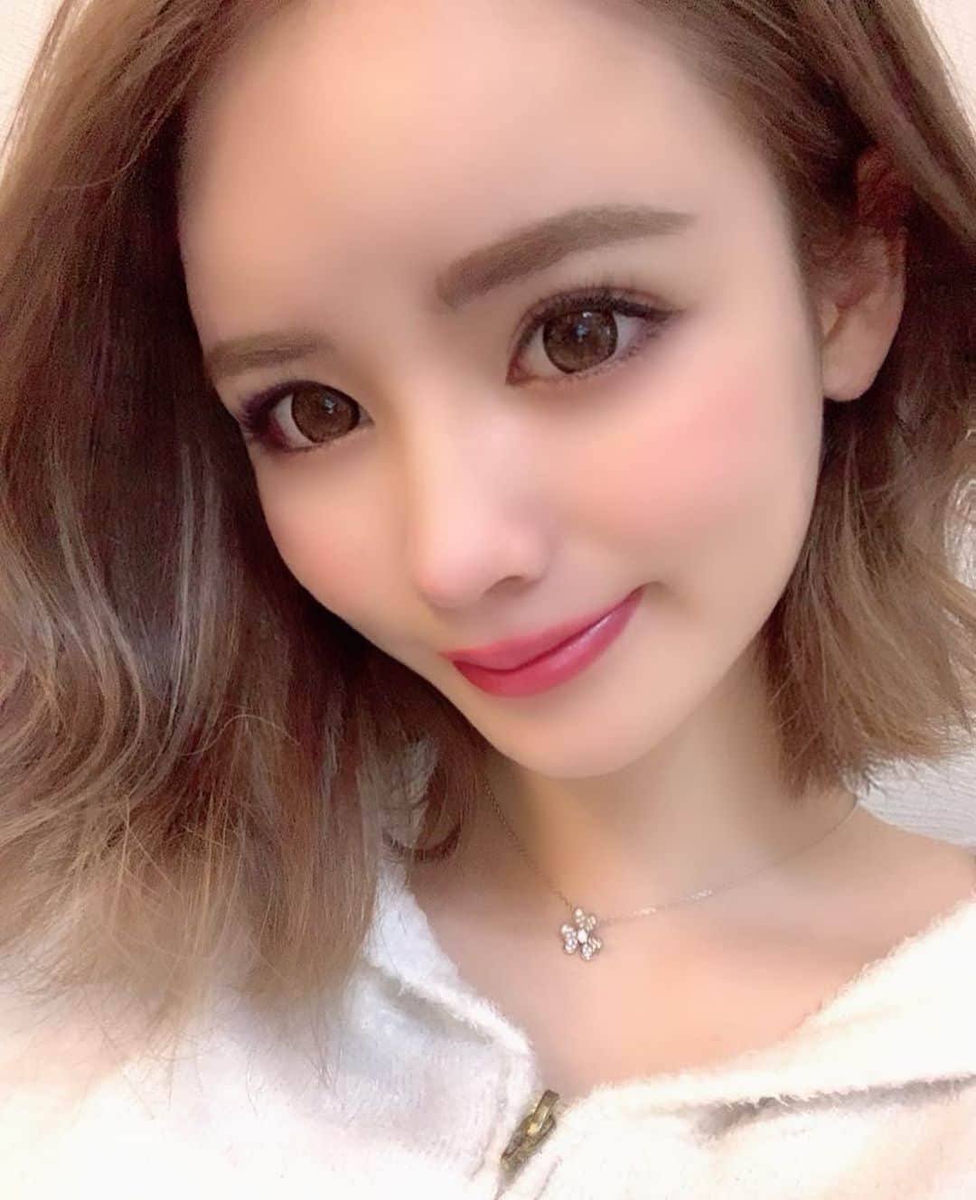 姫奈のインスタグラム：「. . @christinajapan の美容液が良すぎて 全部集めちゃった🥺💡💕 たまにはこういう投稿もしてみる♡ . その日の肌状況によってスキンケアを 使い分けてるんやけど これもその中の一つ😌✨ お肌に吸い付くような美容液と お肌を柔らかくしてくれるクリームが なかでもお気に入りでリピ決定🙆‍♀️💕 . . . #クリスティーナ #クリスティーナ化粧品 #美容液 #スキンケア #肌悩み #卵肌」