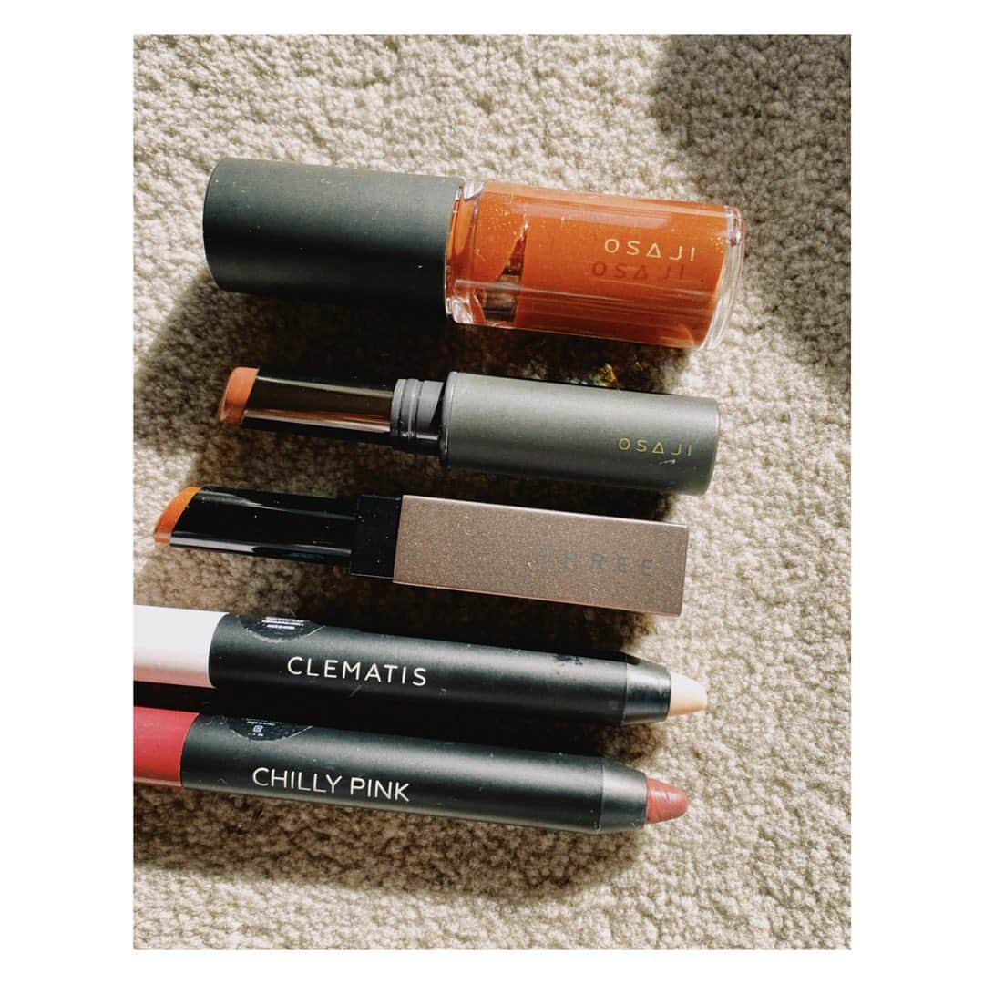 野尻美穂のインスタグラム：「最近のスタメン💄 @uneven_jp のマルチスティックとても便利〜🎉  @osaji__  @threecosmetics  @uneven_jp  #cosmetics  #lipstick」