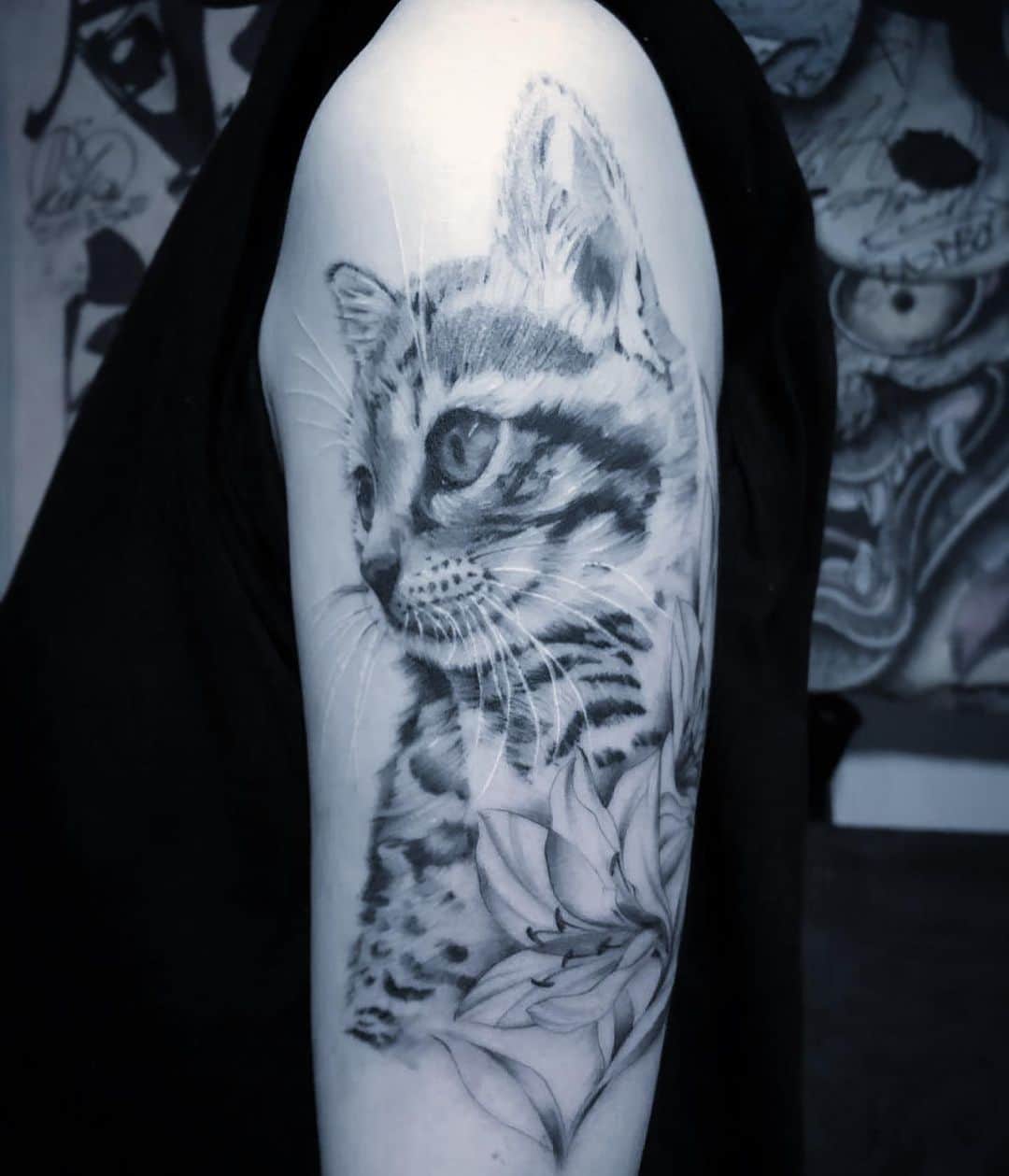 彫師美漸のインスタグラム：「cat×flower tattoo ・ #美漸ガールズタトゥー #刺青 #彫師 #美漸 #彫師美漸 #海老名 #中目黒 #タトゥー #東京タトゥー #tokyo #tattoo #art #fashion #bizenart #bizen #문신　#Bizentattoo  #tattooer #tattooist #tattooartist #tattooart #tattooshop #japanesetattoo」