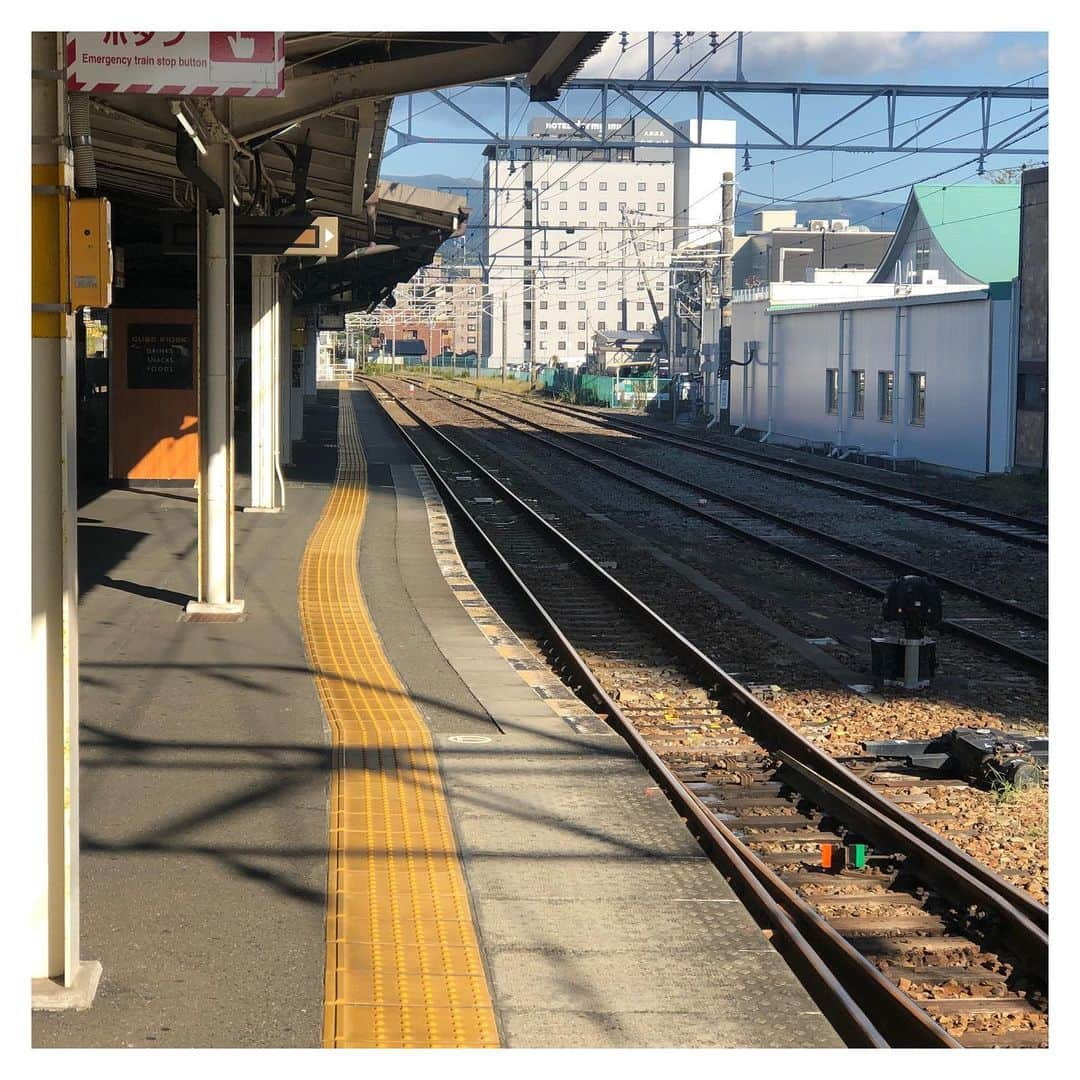 市川紗椰さんのインスタグラム写真 - (市川紗椰Instagram)「今日を持って、東京駅から国鉄型車両が消えます。﻿ ふふー一　﻿ ﻿ 185系踊り子よ、楽しい旅をありがとう。﻿ ﻿ コラムでも想いをつづりました↓﻿ https://wpb.shueisha.co.jp/column/ichikawasaya/﻿ ﻿ ﻿ #185系　#踊り子号　﻿ #三島名物えぐれたホーム﻿ ﻿ #今のうちにやくもに乗らないと」3月12日 18時45分 - sayaichikawa.official