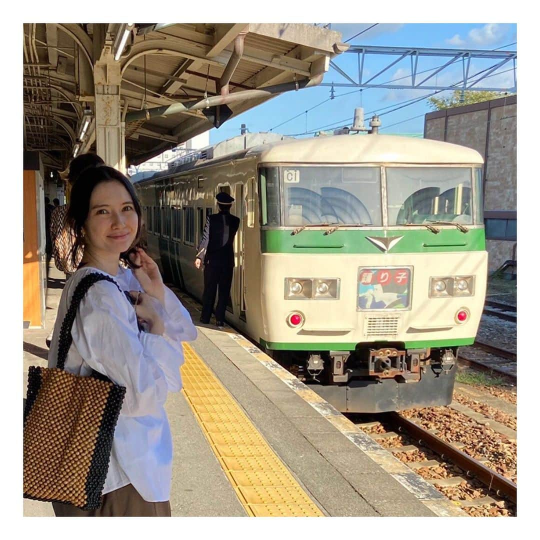 市川紗椰さんのインスタグラム写真 - (市川紗椰Instagram)「今日を持って、東京駅から国鉄型車両が消えます。﻿ ふふー一　﻿ ﻿ 185系踊り子よ、楽しい旅をありがとう。﻿ ﻿ コラムでも想いをつづりました↓﻿ https://wpb.shueisha.co.jp/column/ichikawasaya/﻿ ﻿ ﻿ #185系　#踊り子号　﻿ #三島名物えぐれたホーム﻿ ﻿ #今のうちにやくもに乗らないと」3月12日 18時45分 - sayaichikawa.official