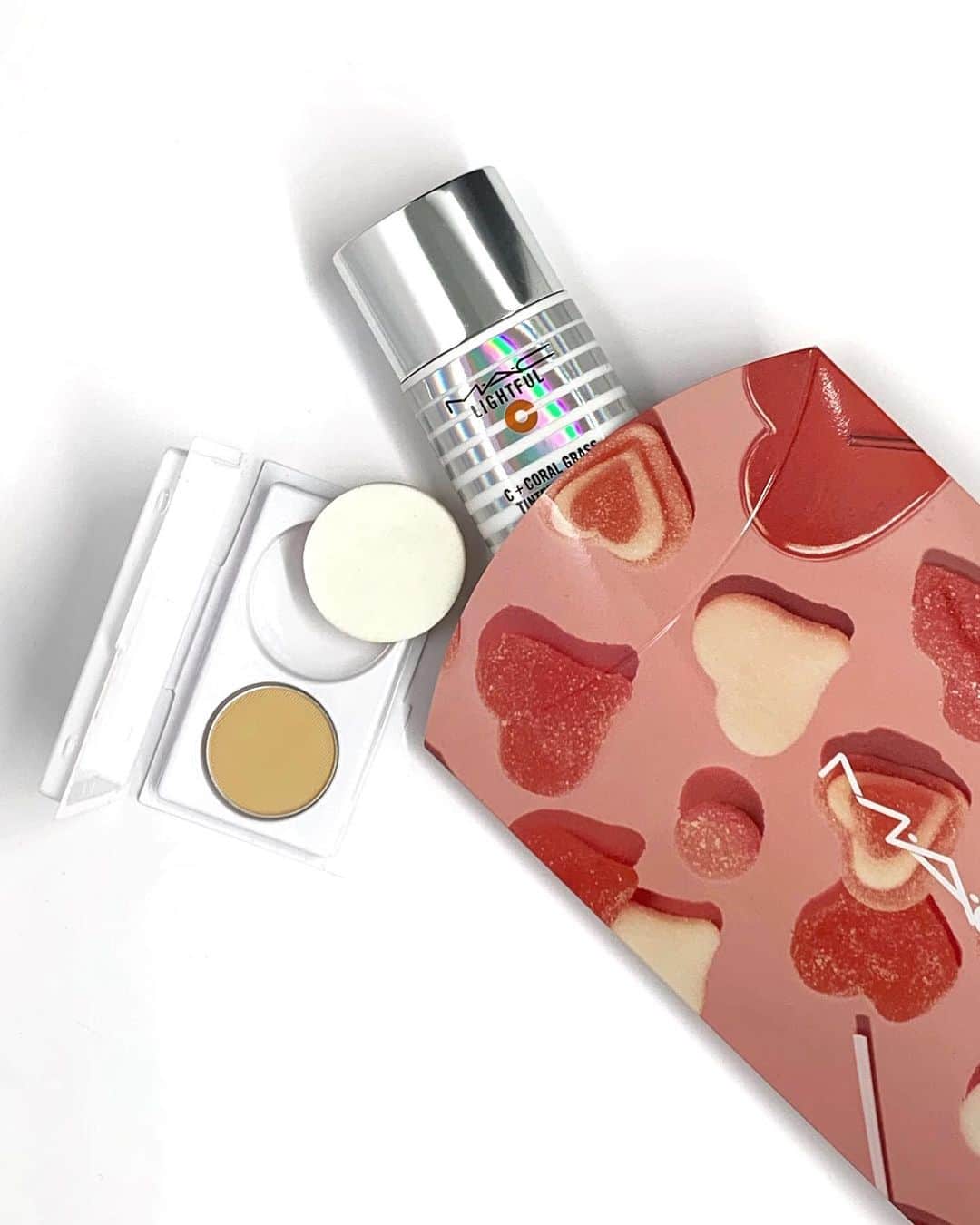 M∙A∙C Cosmetics Japanのインスタグラム：「「#MACホワイトデー ギフト」プレゼントキャンペーン🎁﻿ 抽選で1組(2名様)にホワイトデーギフトをプレゼント💝お友達をメンションして一緒に参加してください✨ ﻿ㅤ 【応募方法】﻿ ①@maccosmeticsjapan をフォロー ②本投稿を再投稿(リポスト)。リポストする際、#MACインスタライブ の感想＆ギフトを贈りたいお友達1名をメンション＆指定ハッシュタグ【#MACホワイトデー 】をつけてください。   【応募期間】﻿ 2021年3月12日(金) ～ 2021年3月19日(金)23:59   【賞品】 「ライトフル C+ ティンティッド プライマー SPF 45」（現品） 「ライトフル C+ SPF 30 ファンデーション」（サンプル)　﻿ ﻿.  【当選発表】﻿ M·A·C 日本公式インスタグラムアカウント(@maccosmeticsjapan )から当選者様へのご連絡をもって発表に代えさせていただきます。﻿ また当選された方には、2021年3月下旬にInstagramのDMにてご連絡いたします。﻿ ﻿ㅤ 詳しくはこちら▶️https://bit.ly/3l7Jaym」