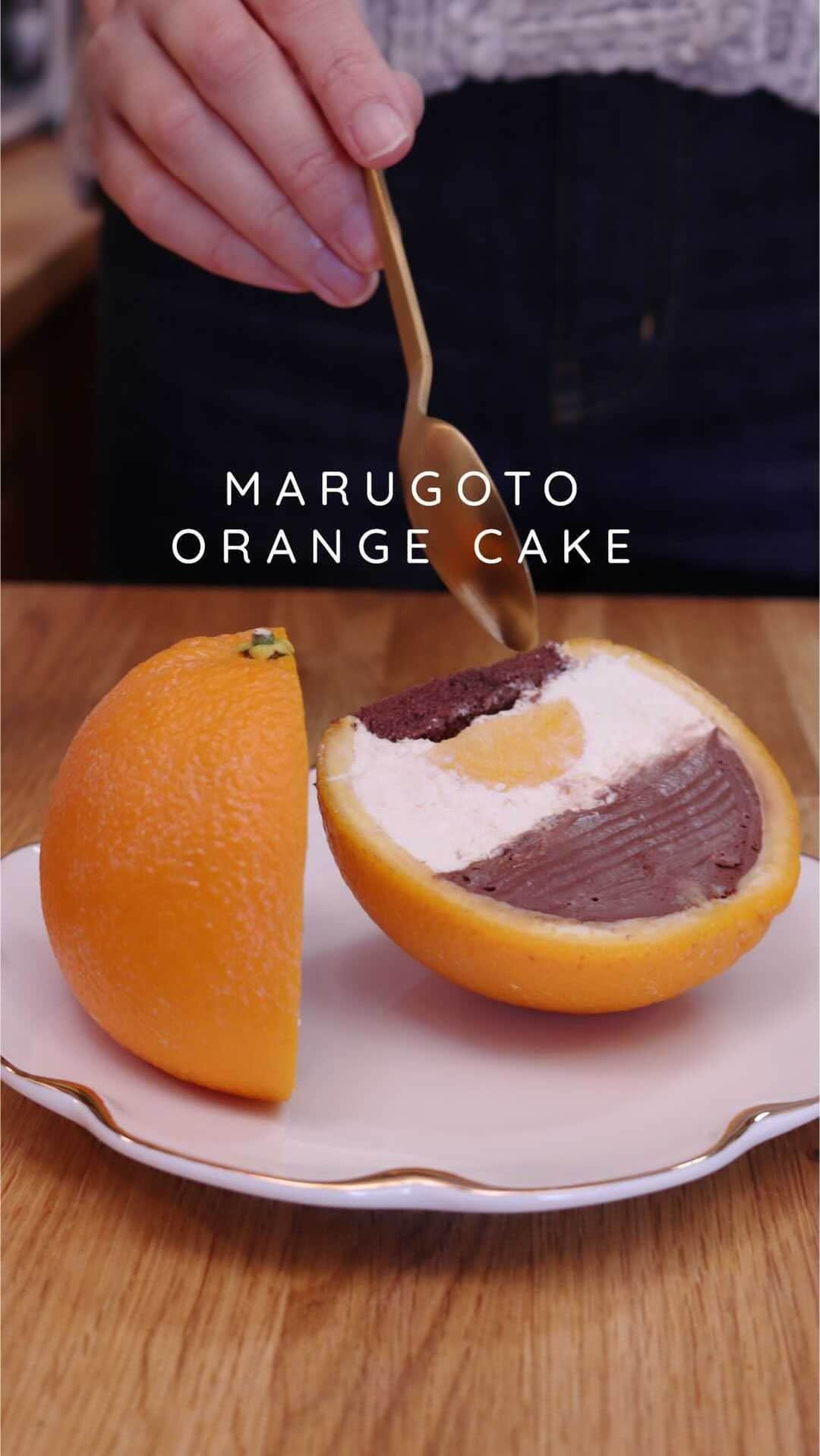 Cake.jpのインスタグラム：「「世界初のメロンケーキ職人」加藤シェフ監修のまるごとフルーツケーキシリーズからオレンジケーキが登場です♪ オレンジ丸ごと一個をショコラオランジュに。 ひとつひとつ丁寧にくり抜いたオレンジの中に ビターチョコムース、フロマージュムース、オレンジジュレ、チョコレートスポンジが詰まってます！ お一人様でも食べやすいお手頃サイズです♪  --------------------------------------------- まるごとフルーツケーキシリーズとは  パカッ！と割って、 あーっ！と驚いて、 みんなで眺めて、香って、食べて。 スイーツを囲む瞬間を、 まるごと味わおう！  「五感に響く、体験を」をコンセプトに作り出された Cake.jpオリジナルケーキです♪ ---------------------------------------------  今回ご紹介のスイーツはこちら  https://cake.jp/item/3388711/  まるごとフルーツケーキシリーズ https://cake.jp/originals/marugoto_cake/  IGTVパーソナリティ   @asyakodayo  感動が集まる場所をもっとハッピーに！  https://cake.jp/  ＊＊＊＊＊＊＊＊＊＊＊＊＊＊＊＊＊ #cakejp #スイーツ好きな人と繋がりたい#ケーキスタグラム  #スイーツ#スイーツ好き#食べるの好きな人と繋がりたい#スイーツ部#お菓子#おやつ#おうちカフェ#デザート#映えスイーツ#おうちスイーツ#オレンジ#まるごとオレンジ#フルーツ#フルーツケーキ#インスタ映え」