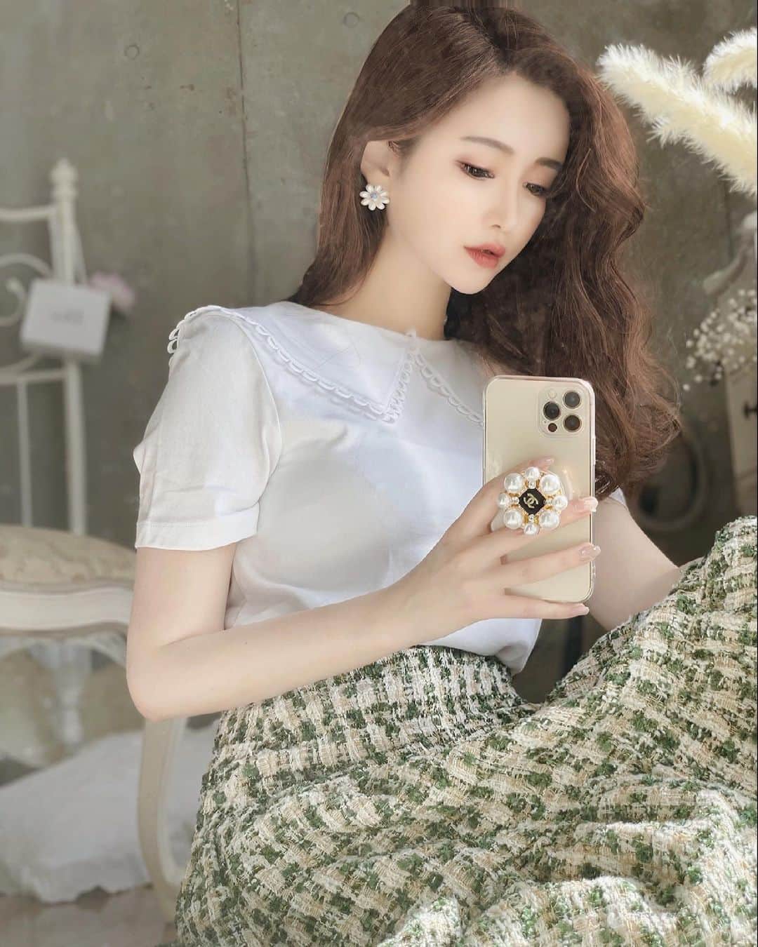 のインスタグラム：「✔︎ 𝐐&𝐀 トップスについて多数ご質問頂いていたので 残して置きますね🧸♫ ・ Tシャツに襟が付いてて最高に楽ちんなのに ファッショナブルでコーデのポイントになるの♫ ZARA2021ss( @zara )のものです👗 ・ リボンタイや襟付きなど やっぱり可愛くて大好きすぎるので、 最近は甘くなりすぎないよう コーディネートのバランスを見ながら ポイント的に取り入れるようにしてます😉💕 ・ このスマホグリップについても 沢山お問い合わせ頂いていますが、 数年前に友人に頂いたものなので詳細不明なんです🥲 本家でお見かけした事ないので ハンドメイド品かなと思ってます😌 ・ ・ #zara #ザラジョ  #fashion #chanel #スマホグリップ」