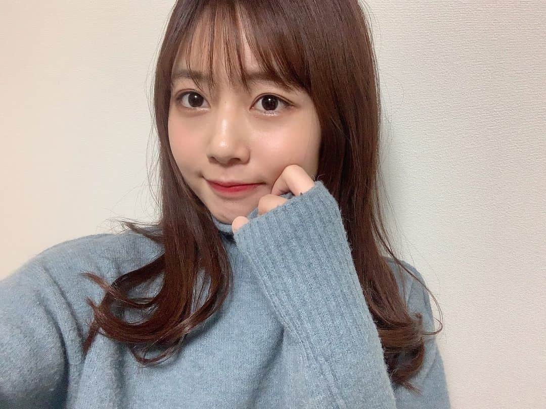 杉浦みずきのインスタグラム：「. もう春やし 滑り込みで萌え袖ニットしといたんやけど え、あかん？笑 ・ ・ #春ですなあ #萌え袖に年齢は関係ない」