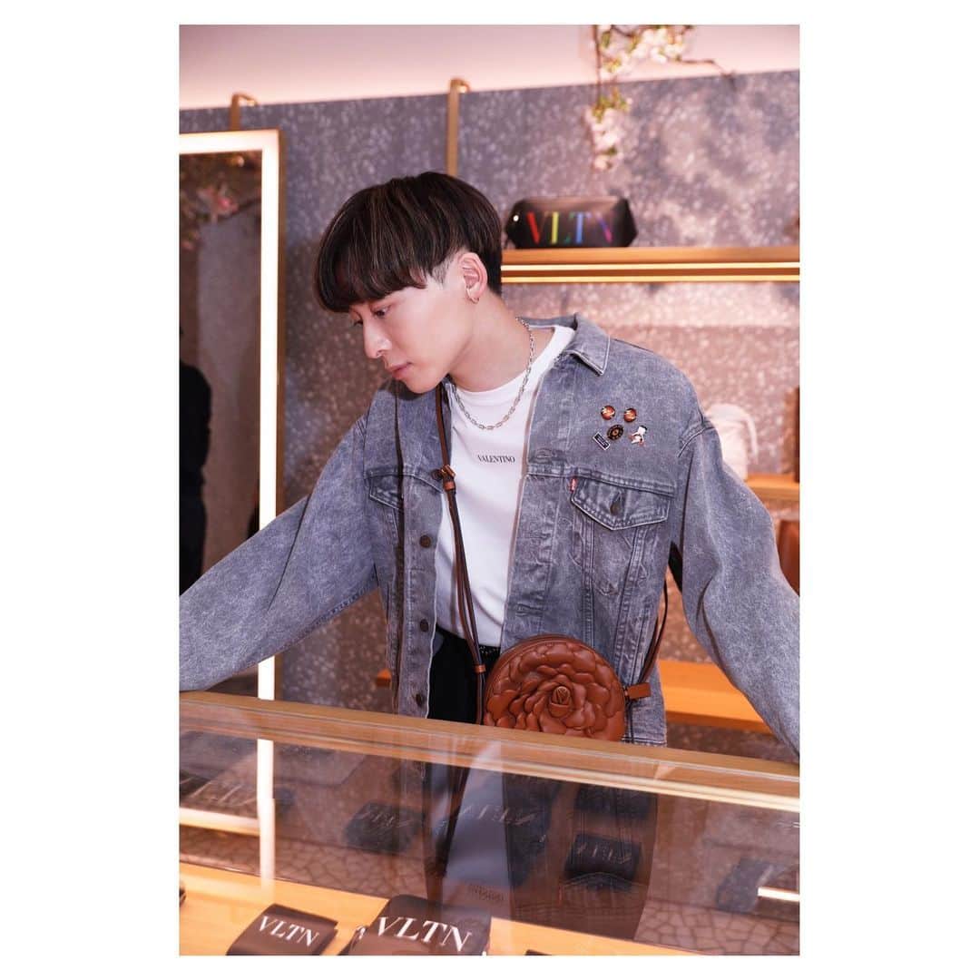 工藤大輝のインスタグラム：「Thank you @maisonvalentino @drop_tokyo #valentinocollezionemilano #atelierbag」