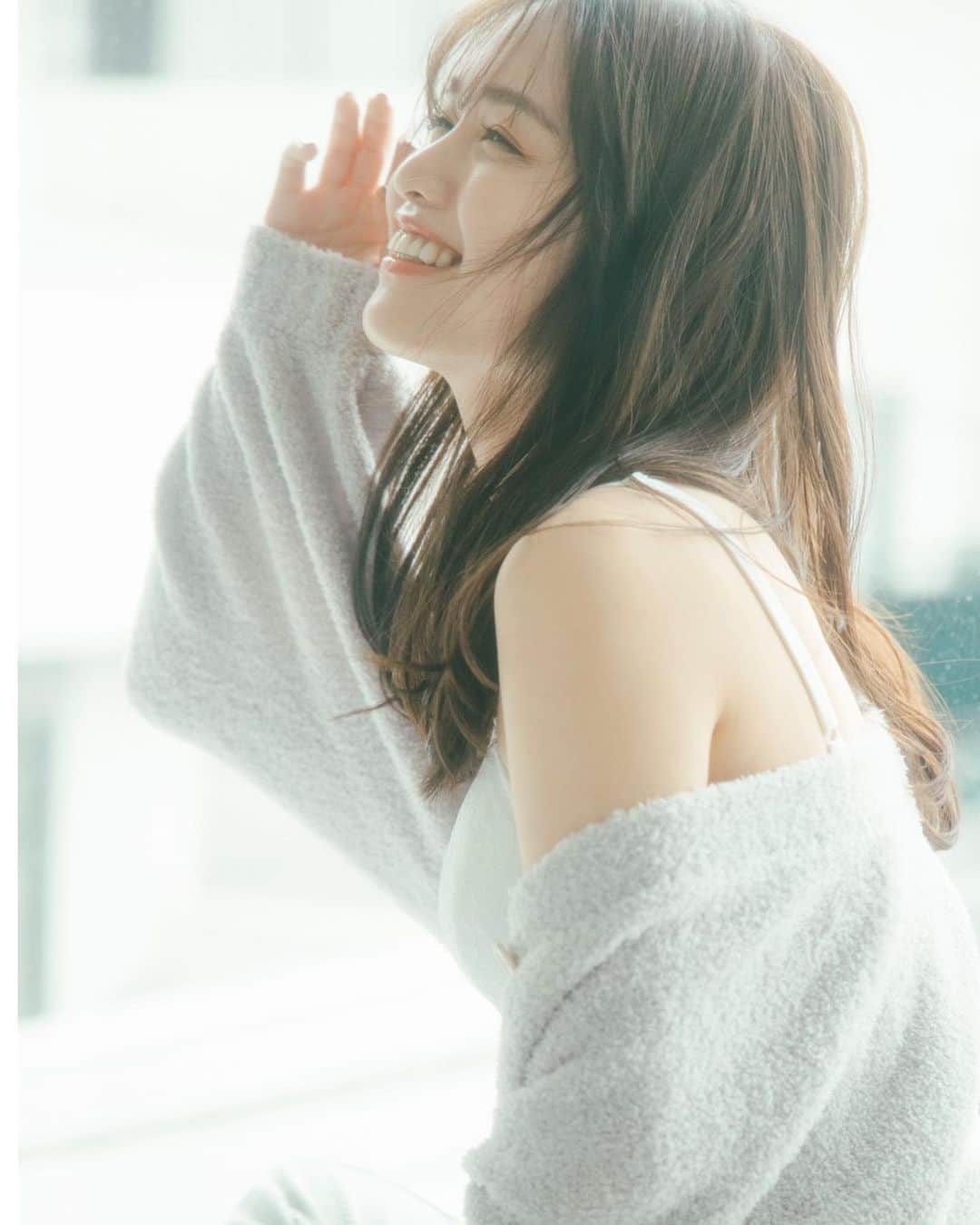 高橋有紀のインスタグラム：「ゆうこすのルームウェアREVEYUリニューアルして、更に普段使いしやすくなりました🌿ヘアメイク今回も担当させてもらってます！ 私もREVEYUのルームウェア良く着ているのですが、本当に着心地も良いのにお部屋でも可愛く過ごせてます☺️ #hairmake #ゆうこす #osakana_yuki」