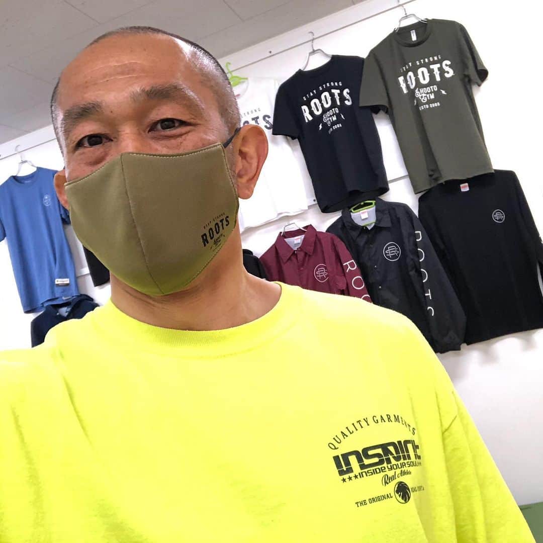 のインスタグラム：「ドライ素材を使用した @shooto_gym_roots オリジナルマスクがアジャスター付きで再登場！しかもお値段据置き👌全て小田原の工場で手作りされたスペシャルマスクの着け心地を是非体感してみて下さい😊  価格:1000円＋tax カラー:ブラック、オリーブ サイズ:大、特大  https://rootsgym.base.shop  ※8,000円以上購入で送料無料 #rootsgym」