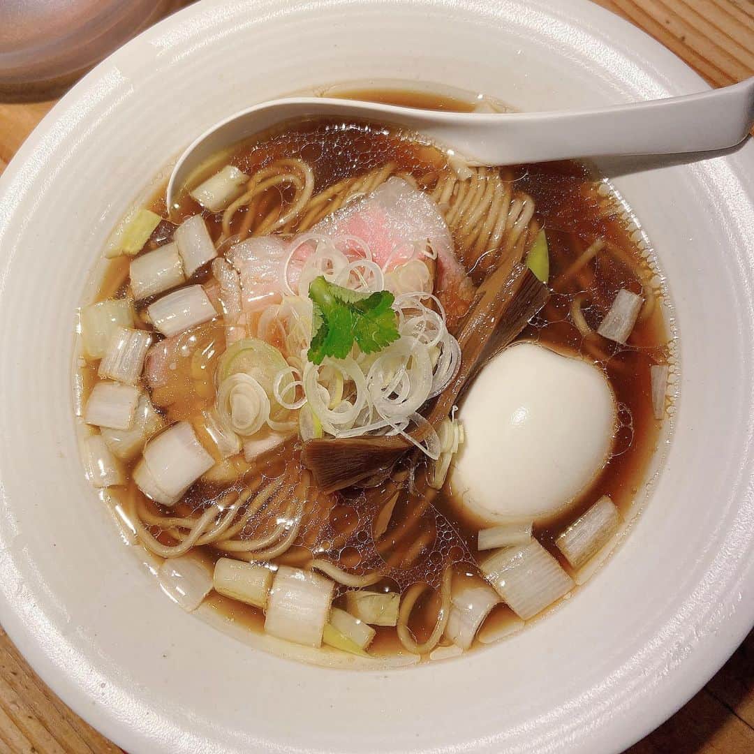 sarimaru(国木田さりまる)のインスタグラム：「最近投稿するようなことがなくなってきました。 頑張って載せよう、載せよう。って思ってもカメラフォルダには猫の写真しか増えません。 今日の一枚は器から全てにおいて輝いてるラーメンです🍜 ここ美味しいから大好き」