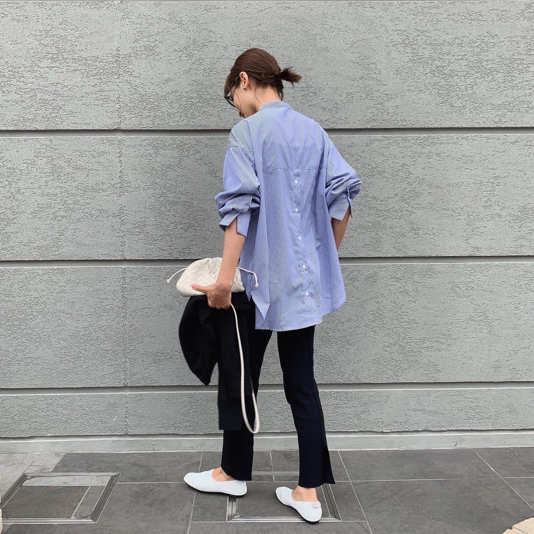 Hiromi Ｍaedaのインスタグラム：「バッグデザインが可愛いストライプシャツ💙 ・ 肌寒い日はニットと重ね着しても可愛いし、絶妙な丈感で最近のお気に入りです🙆🏻‍♀️♪ ・ ・ ・ #urs#ユアーズ#urs_styling#urs_official  #釦バックスリットチュニックシャツ @urs_official」