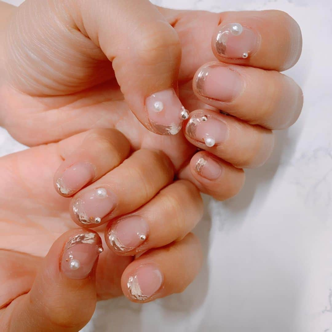 佐藤弥生のインスタグラム：「nail💅 パールを何度も包丁で落としそうになる😂 位置注意♡ でも本当に好みで眺めるたびルンでした♡ #sensi_nail_ #sensi_nail_riho #nail #ネイル#ハンドネイル」