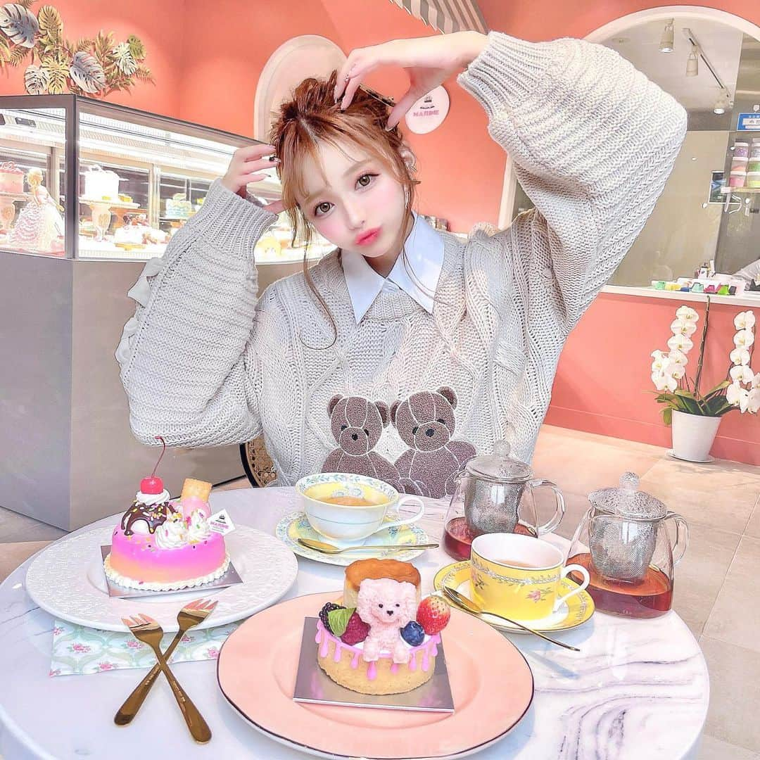 あやちゃんさんのインスタグラム写真 - (あやちゃんInstagram)「くまさんケーキ🐻🍰 もうぎゃんかわなケーキ屋さん ➳♡ @marinehouse_yourstorycake  可愛いよー🥺🥺🥞💕 期間限定でケーキが変わるから リピートしちゃうっ ̫ ‹♡  ♔ Access 〒150-0001 　 東京都渋谷区神宮前1-10-37 CASCADE HARAJUKU（カスケード原宿）１F-2 ☏ 070-3323-3200 営業時間　11：00～20：00 山手線　「原宿駅」より 徒歩1分 東京メトロ副都心線/千代田線　「明治神宮前駅」より 徒歩1分  #カスケード原宿 #原宿カフェ #原宿グルメ #原宿スイーツ #原宿 #表参道カフェ #明治神宮前カフェ  #オーダーケーキ#デコレーションケーキ #韓国ケーキ#ドラジェケーキ #くまケーキ #ケーキ屋さん #東京カフェ  #ビーガンスイーツ #アイシングクッキー#バースデーケーキ #キャラクターケーキ#オーダーケーキ専門店 #推しケーキ #センイルケーキ #生誕祭ケーキ #オリジナルデザイン #ヘアアレンジ #お団子ヘア ㅤㅤ#designercake#vegancake #sweet#ordercake  #marinehouse」3月12日 20時01分 - aya.you.love.r