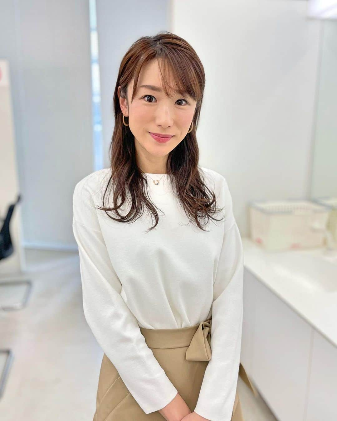 堂真理子さんのインスタグラム写真 - (堂真理子Instagram)「今週は1週間通しで「ワイド！スクランブル」を担当しました！ご覧下さり、ありがとうございました🥰 今夜は子供達と一緒に一瞬で寝てしまいそうです笑 今週もお疲れ様でした✨  衣装のスカートは、素敵なデザインでした💕  ☆ニット,スカート… #TONAL ☆アクセサリー… #starjewelry  　#大下容子ワイドスクランブル  #ワイドスクランブル　#ニュース　#テレビ朝日 #堂真理子　#アナウンサー　#アナウンサー衣装」3月12日 20時04分 - mariko_do