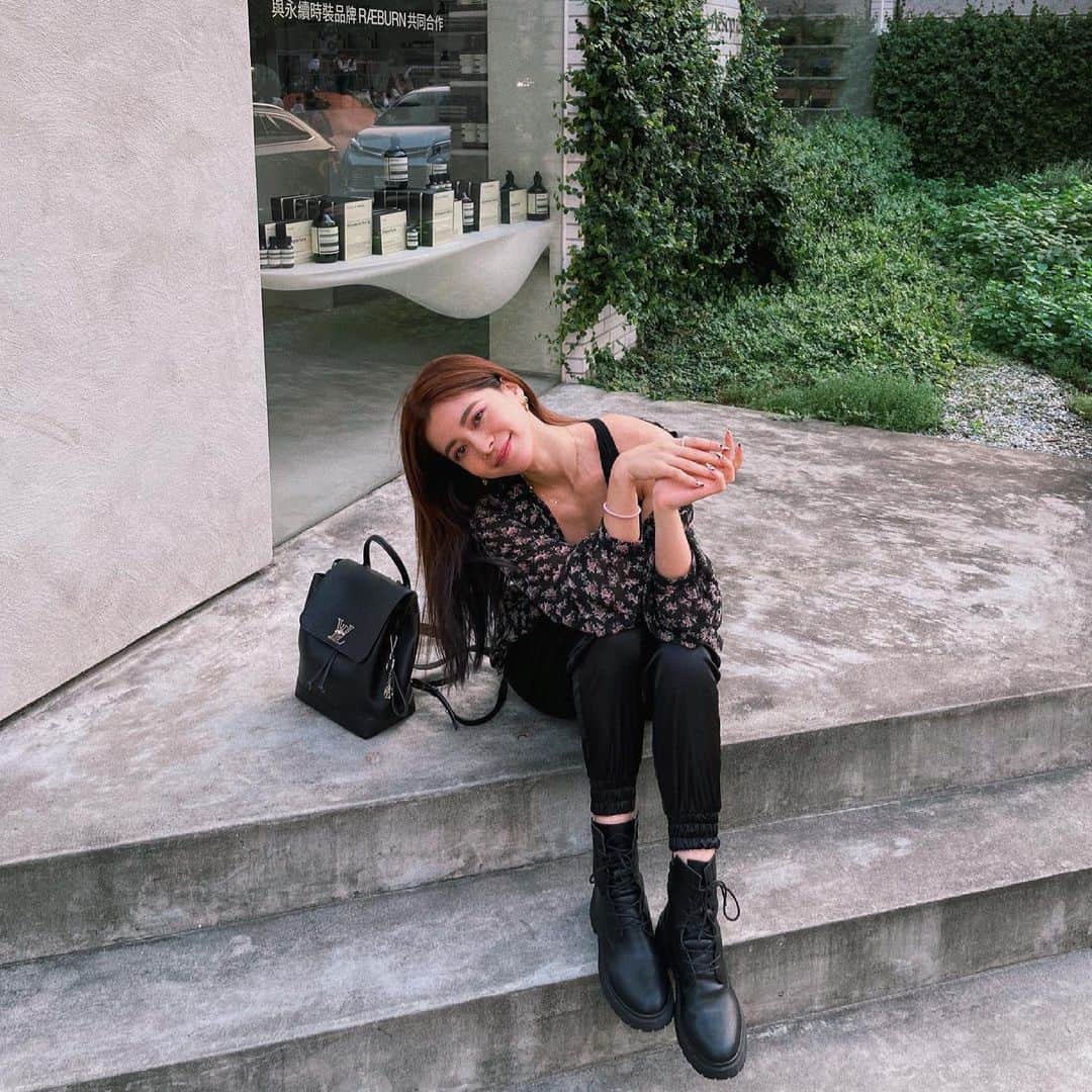 林咖安（Lyla）のインスタグラム：「🌸🌿🌤✨  私底下其實都長這樣 因為運動、開會、遛孩和工作 通通ㄧ套到底😂  #taipeicity  #fridayvibes」