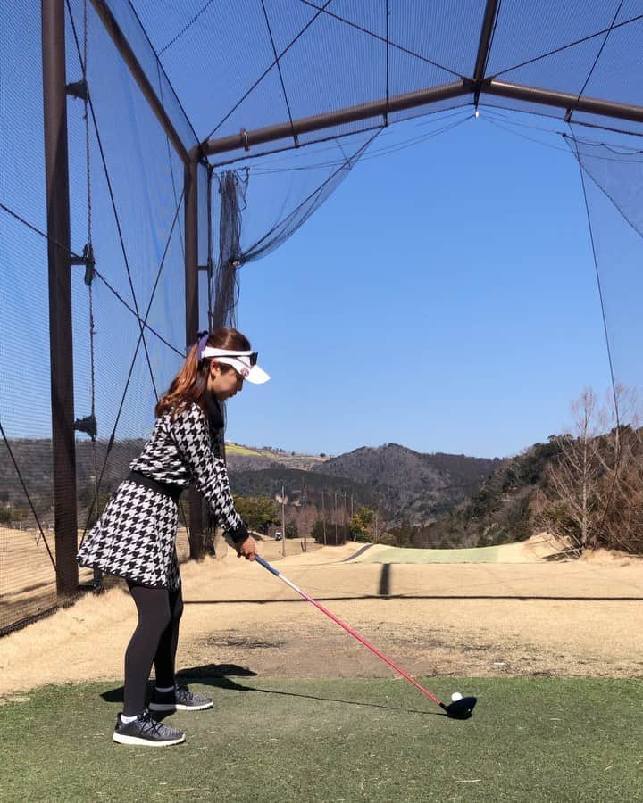 萩原菜乃花のインスタグラム：「練習場じゃなくてコースだよ⛳️笑 右のネットが気になったから左めからフェード！  #ネット#スイング動画#ゴルフスイング#ドライバー#ラウンド#ゴルフ#ゴルフ女子#ゴルフ男子#ゴルフコーデ#ゴルフウェア#スポーツ#スポーツ女子#golf#golfgirl#instagolf#golffashion#golfswing#golfstagram#골프#高尔夫」