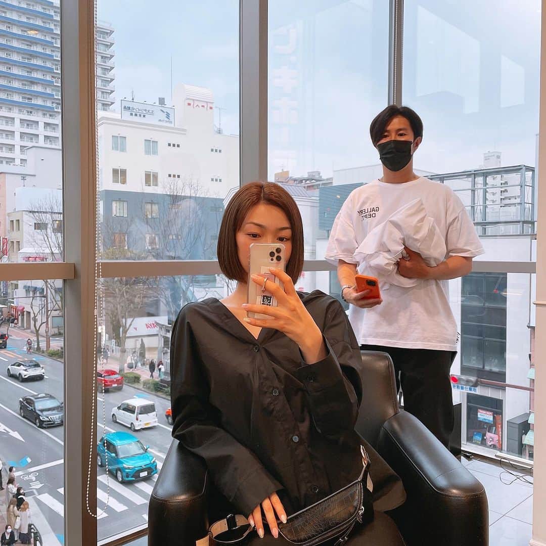 美舞さんのインスタグラム写真 - (美舞Instagram)「. . やっぱり短いかいいね　🙋‍♀️❤️ って事で髪切っちゃったーーーーっっ。 いつもわがままを叶えてくれる @shigenaga_hironori ,ありがと😭😭 . #美容室　#天神美容室　#ショートボブ　#ストレート」3月12日 20時10分 - mibuki__.39