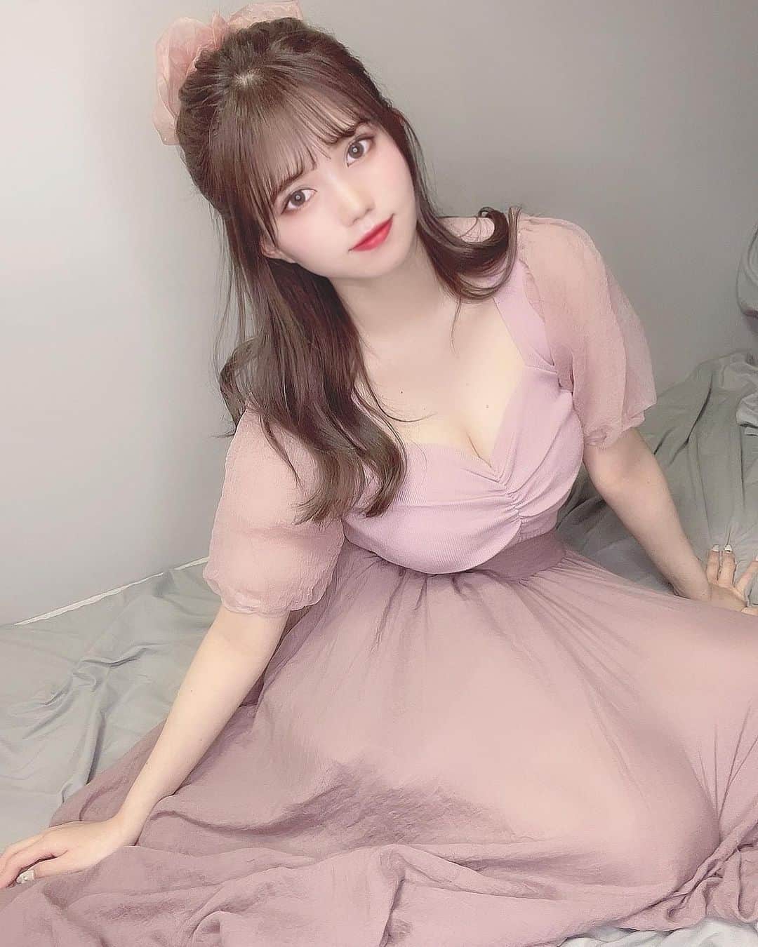 横山あみのインスタグラム：「..♡♡ . . 全身ピンクコーデ🌷 くすみピンクかわいい！！ . トップスもスカートも GRLさん( @grl_official ) . . #自撮り #自撮り女子 #セルカ #selfie #grl #グレイル #ピンクコーデ #ハーフアップ #あざとい #あざとかわいい #グラビア #私服」