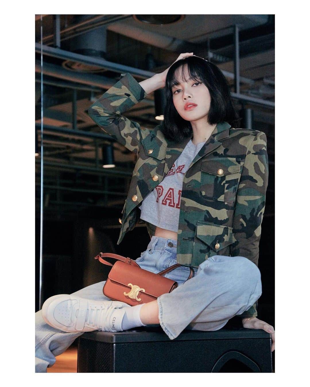 リサさんのインスタグラム写真 - (リサInstagram)「#광고 #LISAXCELINE #CELINETRIOMPHESHOULDERBAG #CELINEBYHEDISLIMANE」3月12日 20時22分 - lalalalisa_m