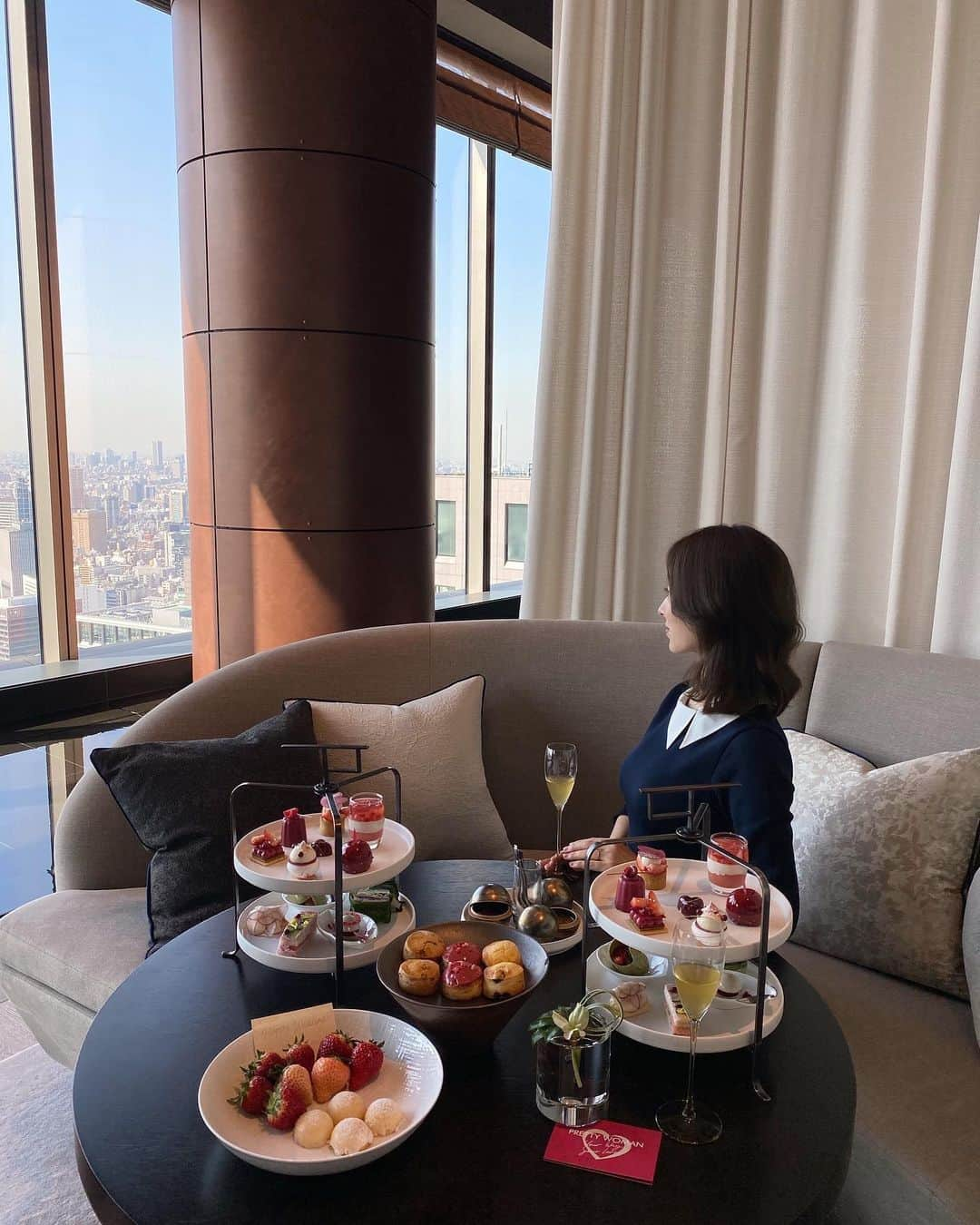 吉田理紗さんのインスタグラム写真 - (吉田理紗Instagram)「Pretty Woman Afternoon Tea☕️❤️  先日、念願の @fsotemachi のアフタヌーンティーに @sweets__nano と行ってきました💕  空間も景色もお味もホスピタリティも 全て最高でした… 特にセイボリーが本当に美味しくて感動✨ 今までのアフタヌーンティーの中で セイボリーはダントツNo.1でした♡  実はなーたんとは出会ってから丁度10年経つんです。 初対面の時から良い意味でずっと変わらなくて、 本当に素直で面白くて優しい子💕 そんななーたんの結婚のお祝いをさせてもらいました。 (私までギフトをもらってしまったけど…😭✨) 学生時代の頃の話とか、すごく楽しかった♡  そして… この日に絶対着たいと思っていた めぐさん @megumitomihari コラボのワンピース。 上品で、ラインがこの上なく美しくて 本当に素敵なので次の投稿で詳しく書きたいと思います♡  #fsotemachi #prettywoman #prettywomanafternoontea #fourseasons #fourseasonshotel #fourseasonshoteltokyootemachi #afternoontea #mmaglielecassetto #フォーシーズンズホテル東京大手町 #プリティウーマンアフタヌーンティー #アフタヌーンティー #ホテルアフタヌーンティー」3月12日 20時19分 - yoshirisaa