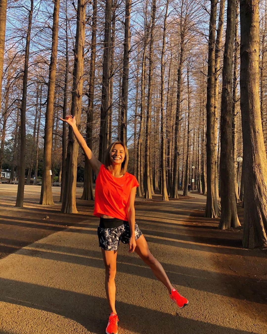 のインスタグラム：「夕日じゃないよ朝日だよ🌞﻿ ﻿ 激さむだったけど楽しい撮影だったよ🌞﻿ ﻿ お楽しみに🌞﻿ ﻿ #run #running #marathon #フルマラソン #マラソン #マラソン女子 #人生自由自在 #走る女子 #ファッション #ウェア #楽しく走る #ランニング #ジョギング #asics #撮影」