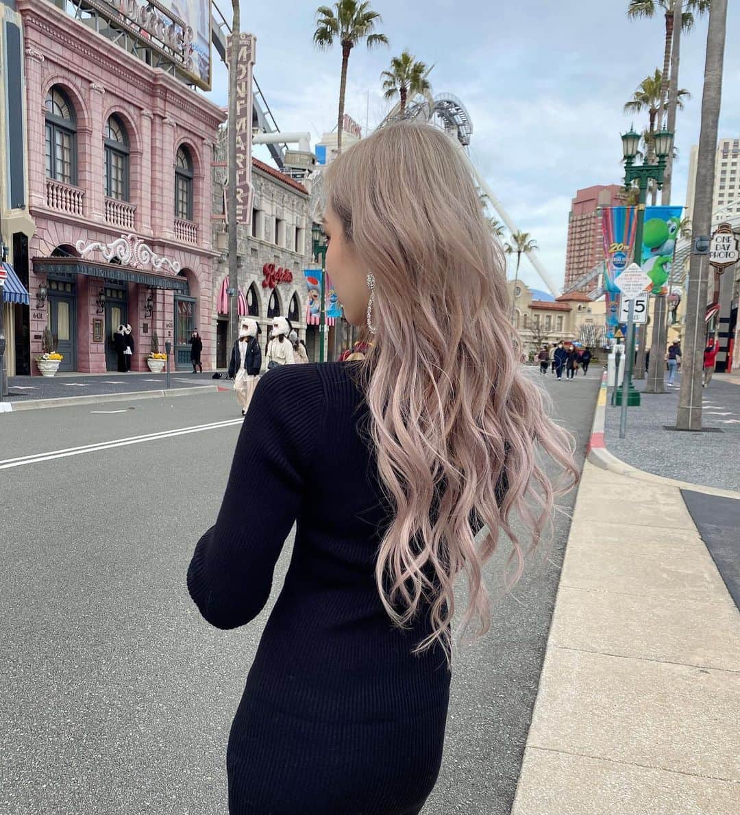 田村月光（ツッキー）のインスタグラム：「🌹🖤🌹🖤🌹🖤🌹🖤 今更感〜🤦🏻‍♀️‪‪𐤔𐤔‬‪𐤔 ・ ・ new hair💋って言ってもだいぶ前🥺笑 ・ ・ ユニバの時の髪色めちゃくそドタイプ💕 @osa.41 ありがとうございます❕🌺👅 ・ 安定のankhで👏🏻👏🏻」