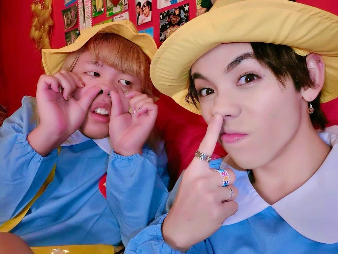 ぺえのインスタグラム：「ワガママ幼稚園児👧🏻👶🏻 #25歳と28歳の幼稚園児 #イケメンの男の子に恋したぽっちゃりな女の子 #りゅうじとゆい #比嘉龍二と片山結衣 #好きすぎて写真でも龍二に釘付け #毎日告白するが毎日フラれる #鋼のメンタルを持つ結衣 #家も近所#お母さん同士も仲がいい #龍二は絶対に野菜を食べない #1日1回はねるねるねるね食べる #結衣は野菜が大好き #暇さえあればきゅうりを食べる #きゅうりに味噌よりもマヨネーズ派 #オムライスにもケチャップではなくマヨネーズをかける #だからいつまでもぽっちゃり #結衣の水筒にはいつも特茶 #お母さんがこっそりいつも特茶を水筒に入れて持たせている #麦茶だと信じこんで毎日飲んでいる結衣 #全てフィクションです#クソガキ風コスプレ  #YouTubeにりゅうちぇるとの動画アップしたので見てね」
