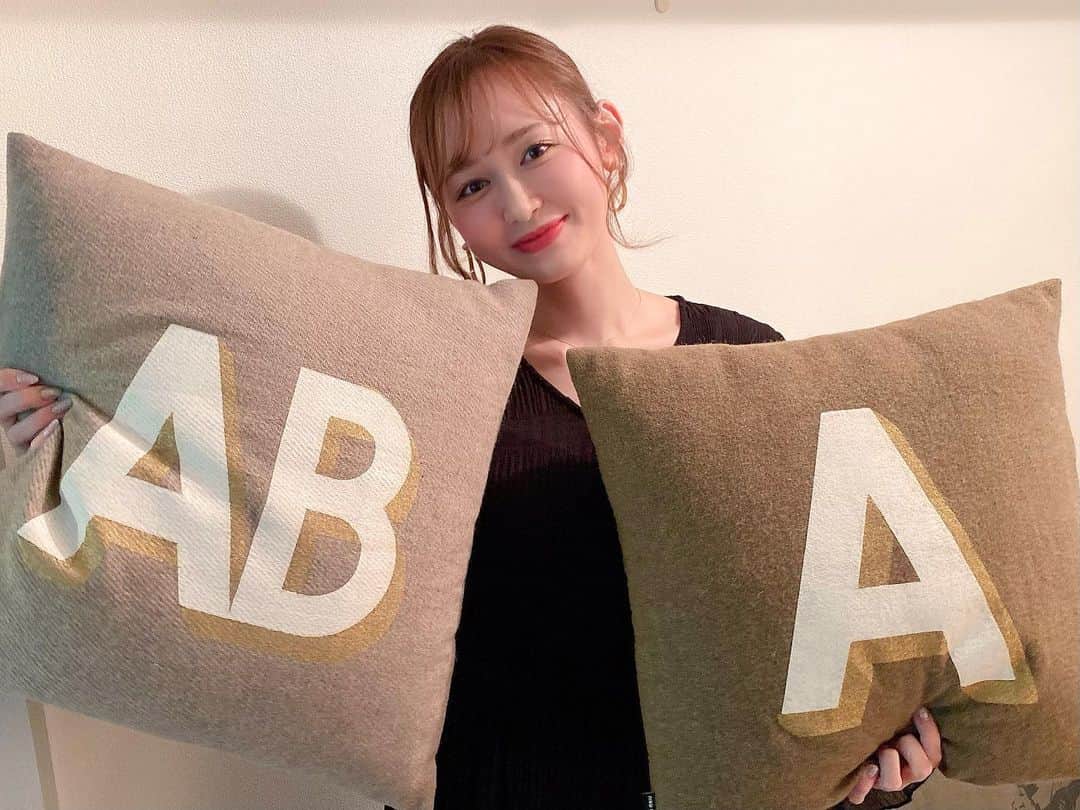 伊藤千凪海のインスタグラム：「控え室にあった血液型のクッション✌🏻﻿ ﻿ 可愛かったから撮ってみた😋﻿ ﻿ 私はO型だけど🧡💛﻿ ﻿ 基本大雑把だけど変なところ几帳面﻿ ﻿ って感じのO型です😋﻿  みんなは〜？🥰 ﻿ ﻿ ﻿ ﻿ #血液型 #血液型あるある #O型」