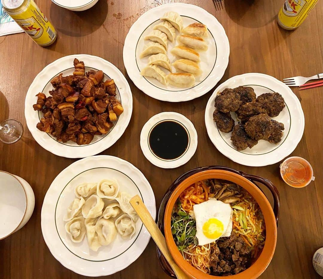 荒尾茉紀のインスタグラム：「手作りDinner😋コロナ規制中だけど4家族までは家に集まってOK👌国際色豊かな夜でした🇨🇳🇩🇪🇰🇷🇬🇧🇷🇺🇳🇱🇯🇵私はまだまだ英語が下手なので…カードゲームは辞書を片手に。学校では学べない英語をたくさん教えてもらいました（笑）Thank you✨  #malta #asianfood #russianfood #coronarestrictions #cardagainsthumanity #マルタ  #マルタ留学 #コロナ禍の過ごし方 #アジア料理 #ロシア料理 #英語カードゲーム」