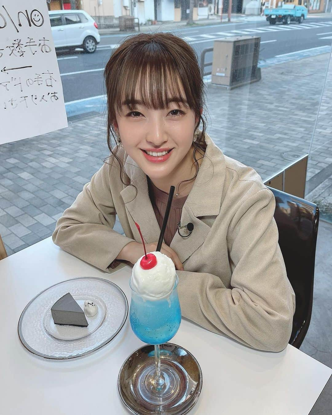 田島芽瑠さんのインスタグラム写真 - (田島芽瑠Instagram)「北九州の隠れ家カフェ🍰♡  ドォーモロケでお邪魔したoncafeさん店内めっちゃ可愛いしクリームソーダと黒ゴマチーズケーキが絶品でした💕」3月12日 20時38分 - meru_chan_official