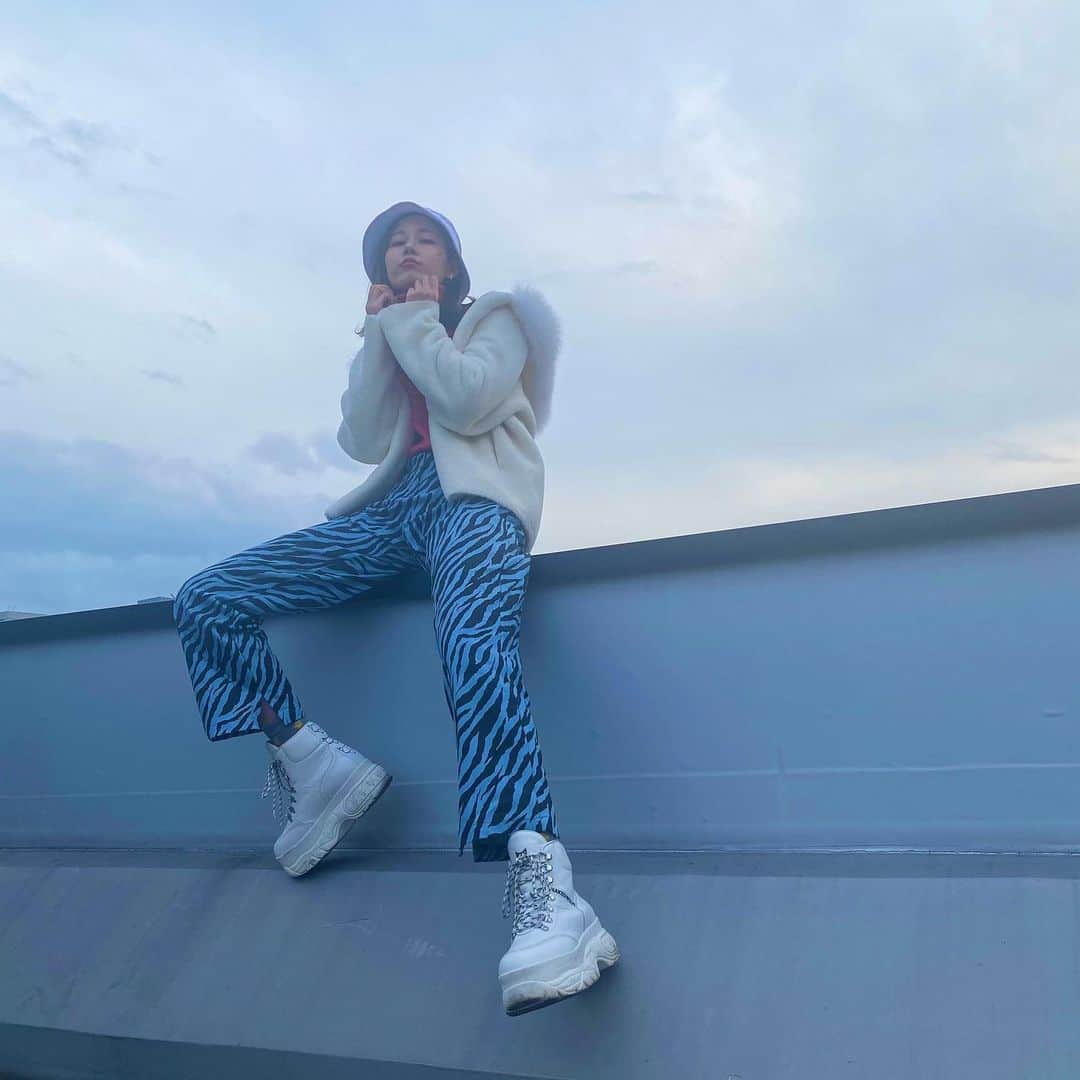 のインスタグラム：「たまに寒い日あるのフェイントすぎる🥶🥶🥶 お洋服2枚目にタグつけてまーす🏷」