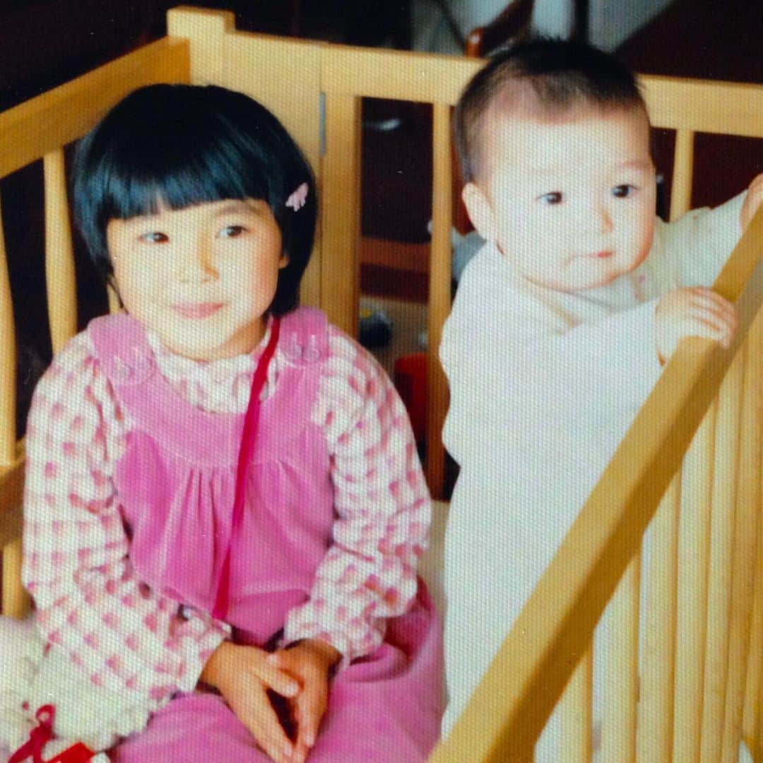 結城さなえさんのインスタグラム写真 - (結城さなえInstagram)「✨👭✨  #fbf #sisters #私　の #ベビーベッド　に入る #姉　#ご満悦　 #若干　#居場所　を失った顔の私🤣 #姉妹 #5つ違い #世界に一人だけ の #宝物」3月12日 20時49分 - yuukisanae